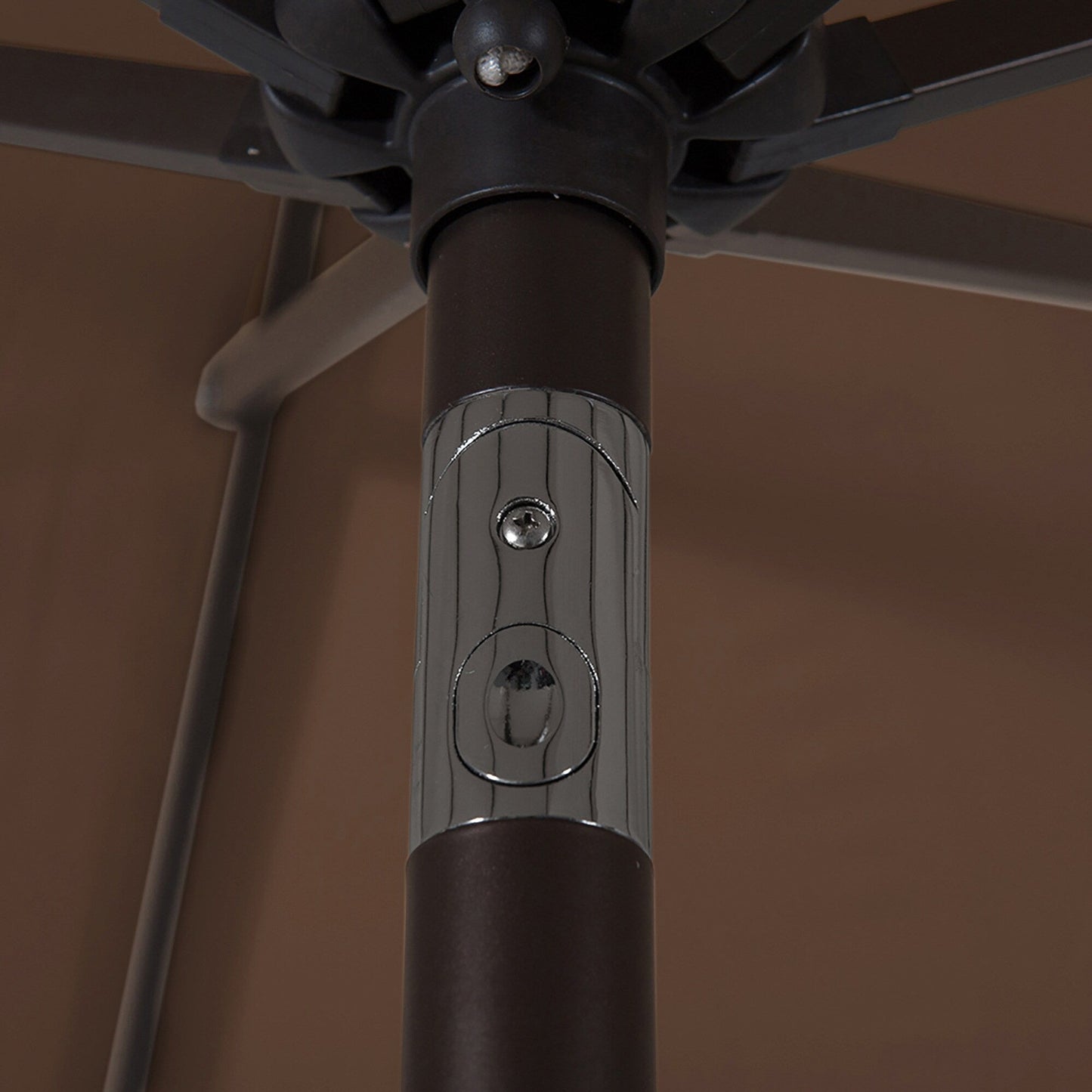 Parasol de terrasse Lopes de 2,7 m avec socle à poids bronze inclus.