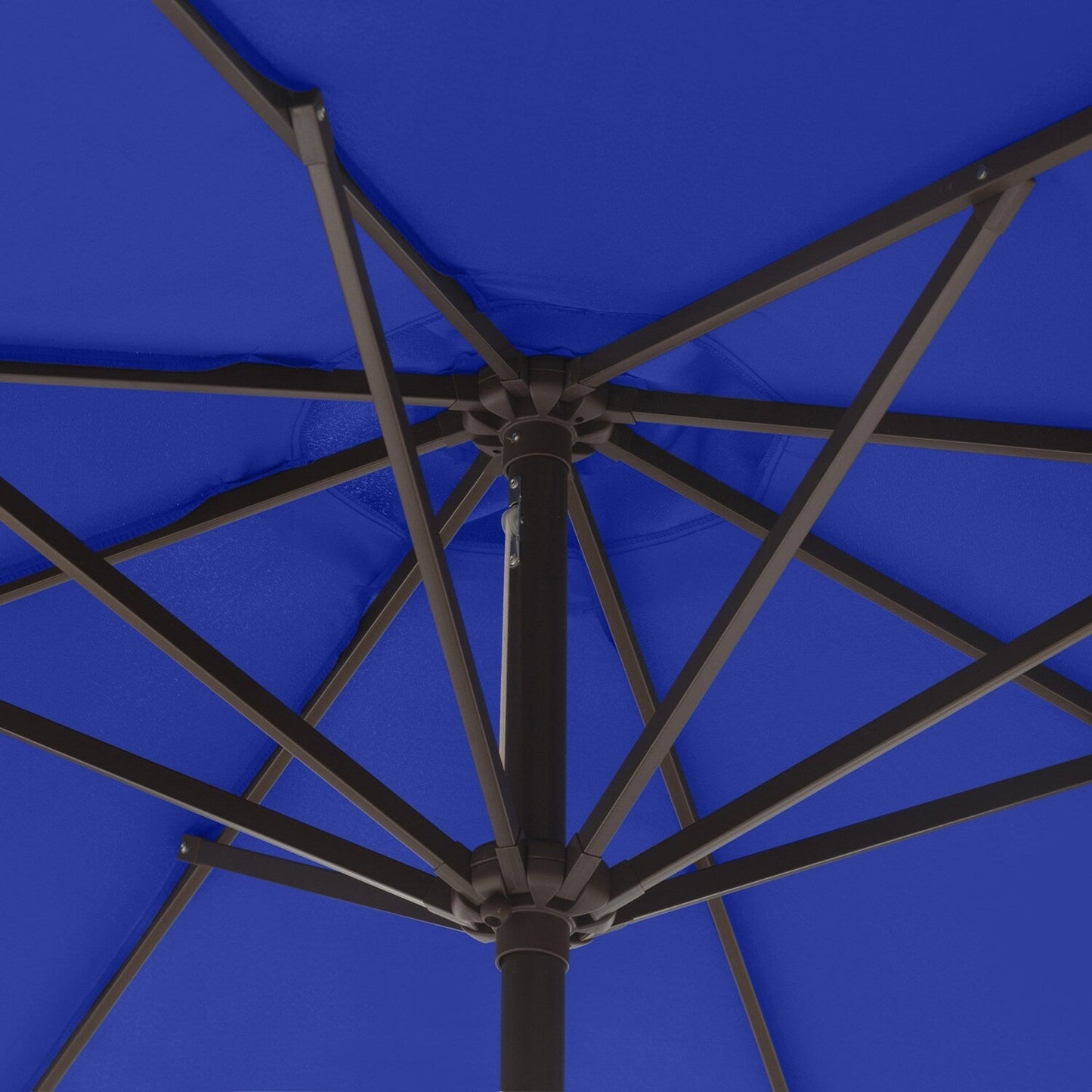 Parasol de terrasse Lopes de 2,7 m avec socle à poids bronze inclus.