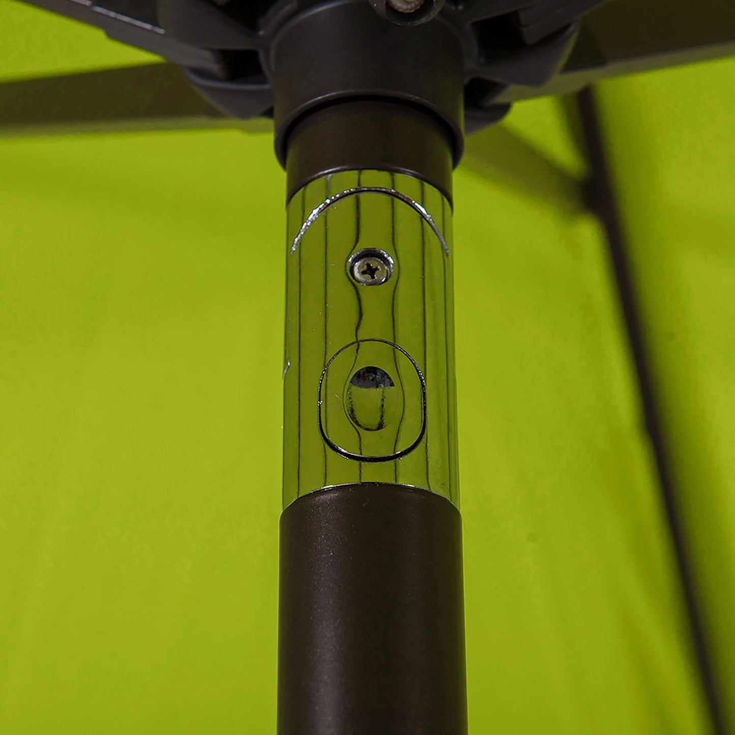 Parasol de terrasse Lopes de 2,7 m avec socle à poids bronze inclus.