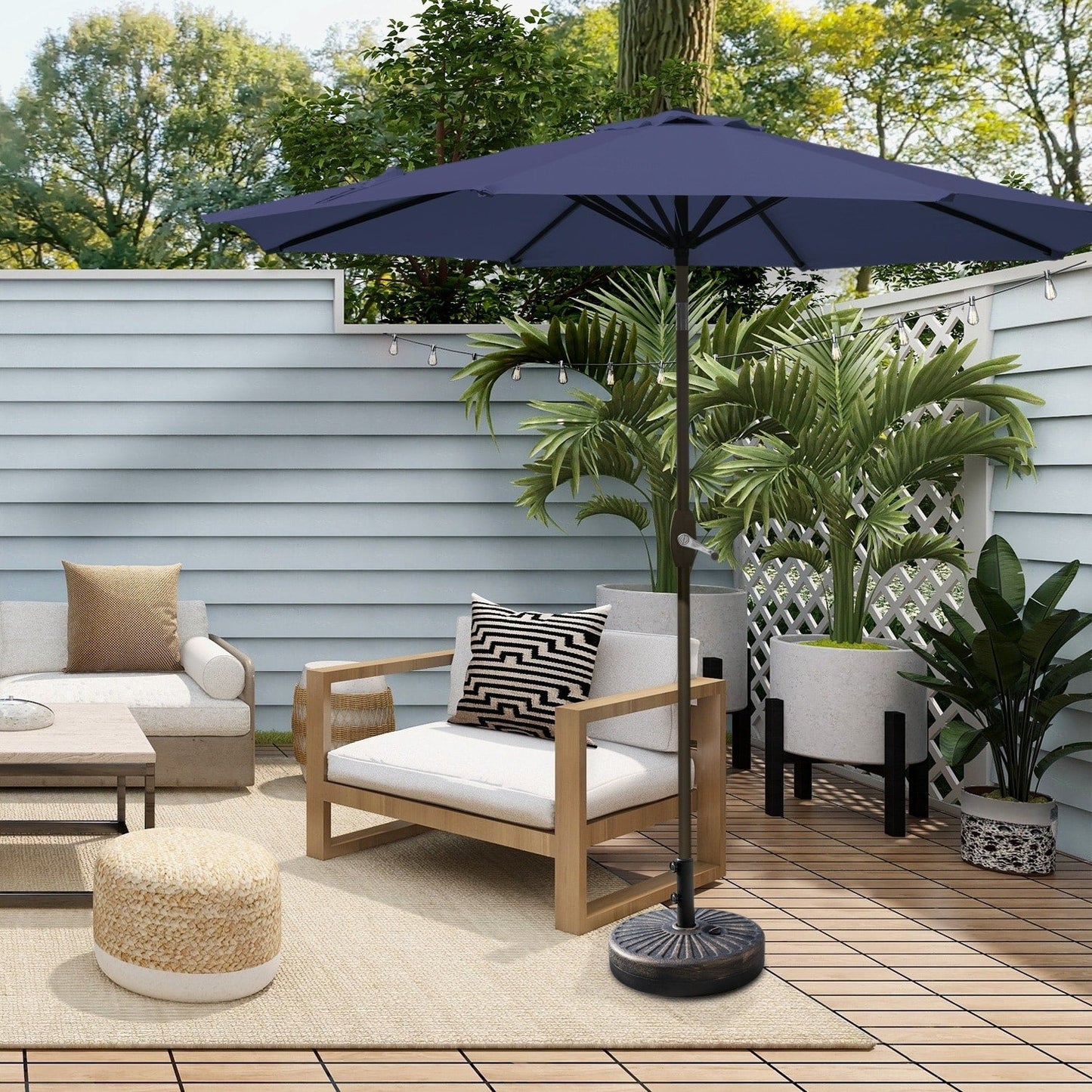 Parasol de terrasse Lopes de 2,7 m avec socle à poids bronze inclus.