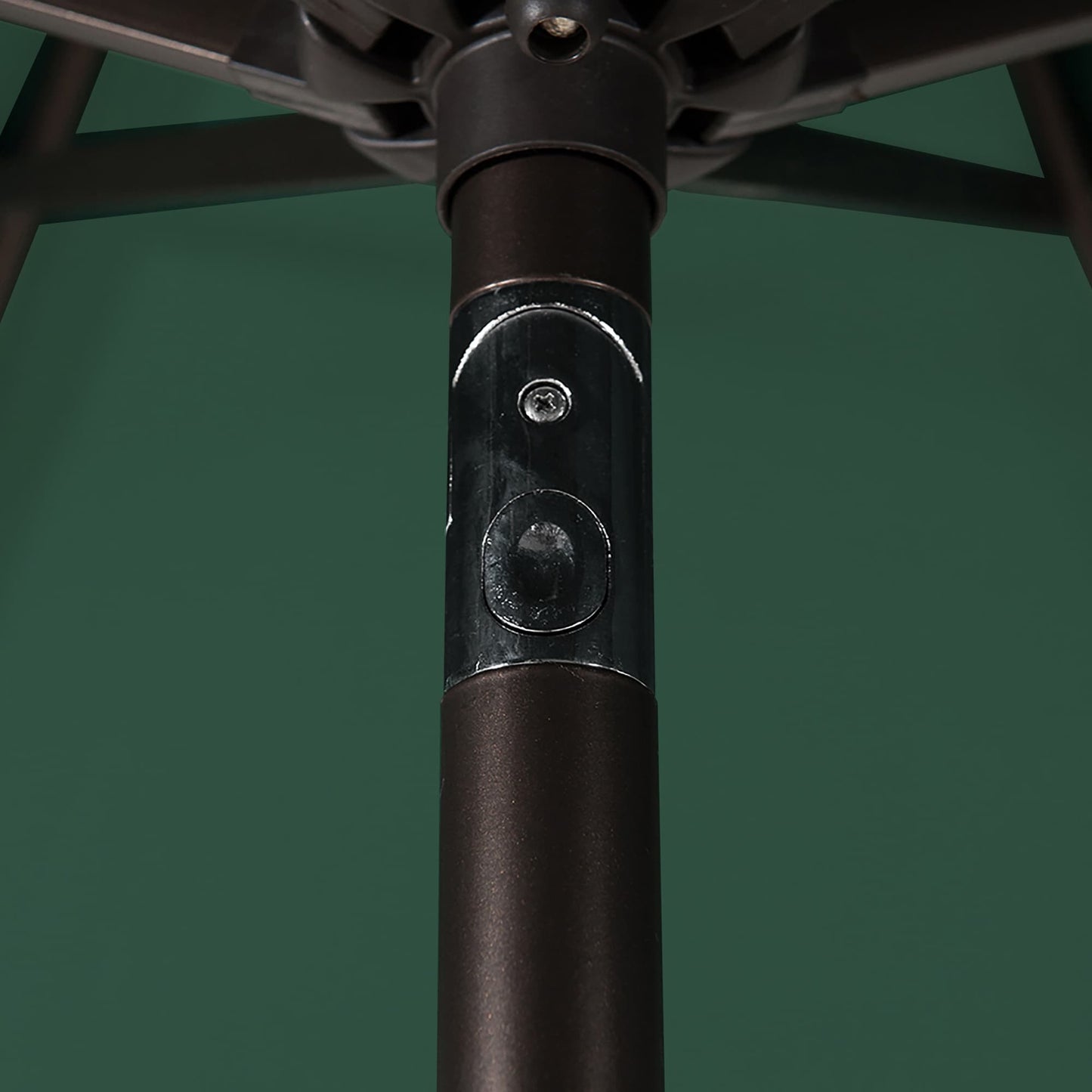 Parasol de terrasse Lopes de 2,7 m avec socle à poids bronze inclus.