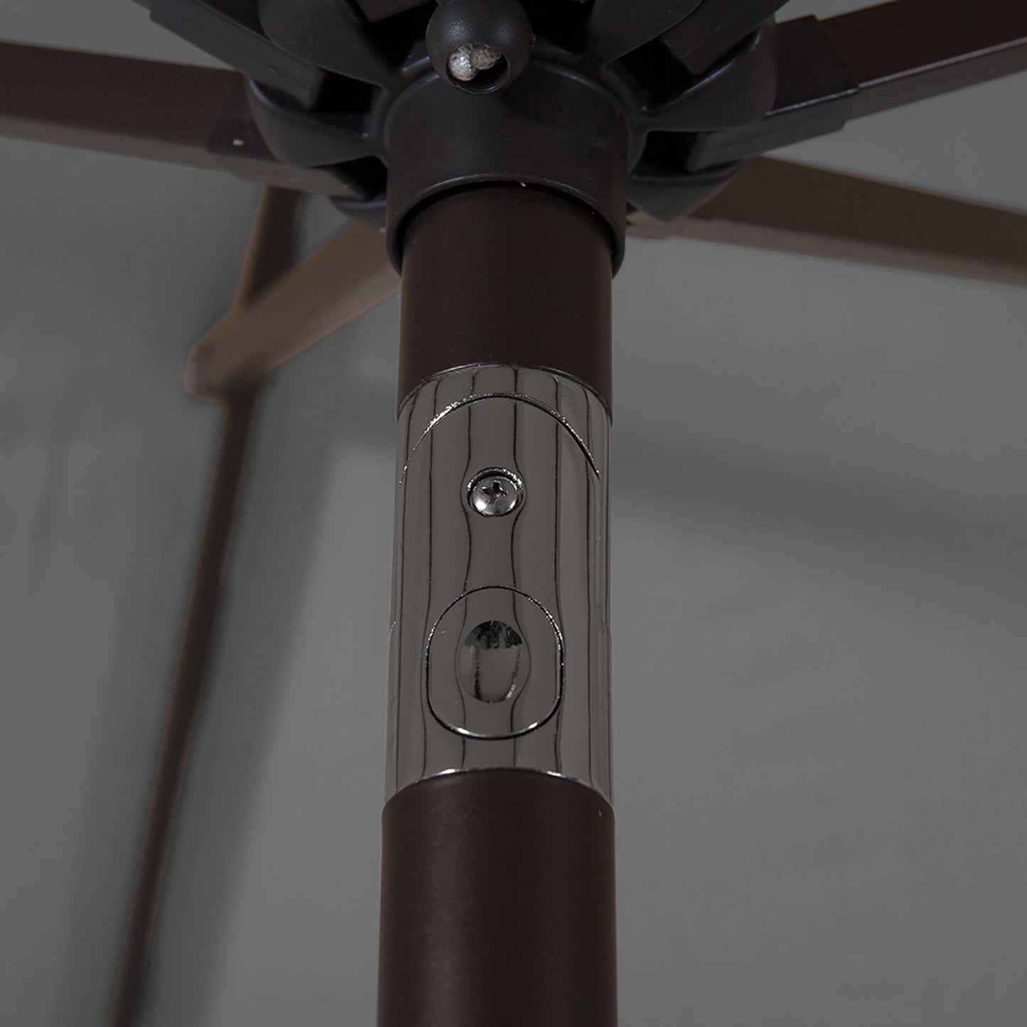 Parasol de terrasse Lopes de 2,7 m avec socle à poids bronze inclus.