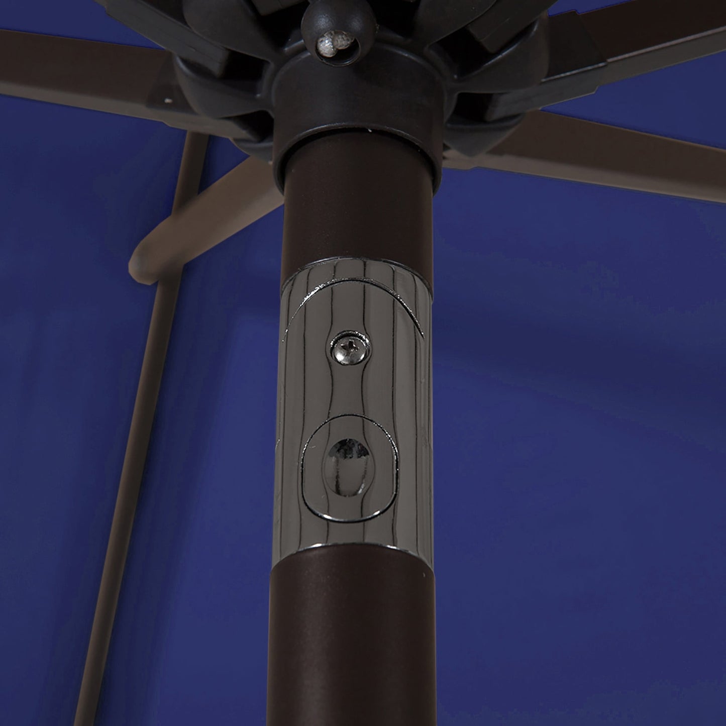 Parasol de terrasse Lopes de 2,7 m avec socle à poids bronze inclus.