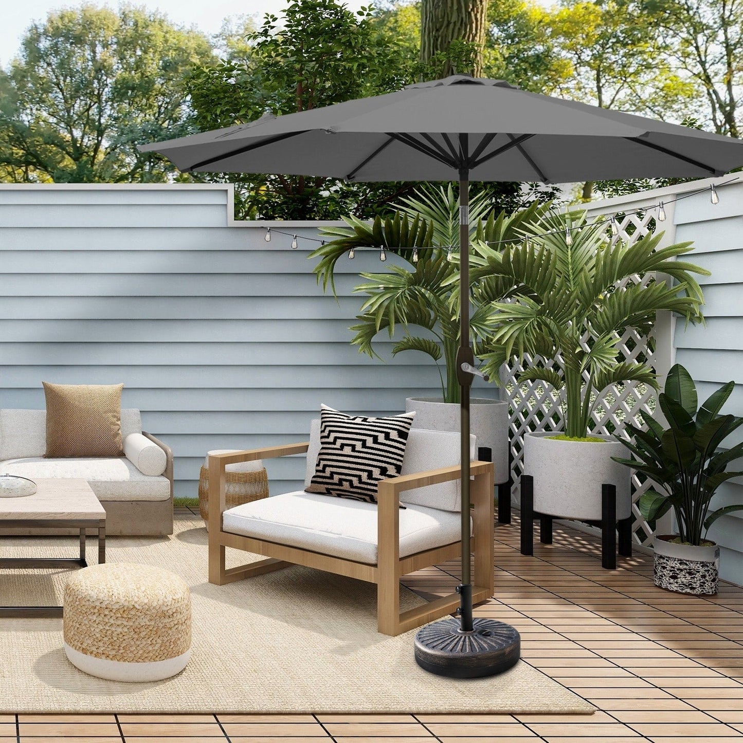 Parasol de terrasse Lopes de 2,7 m avec socle à poids bronze inclus.