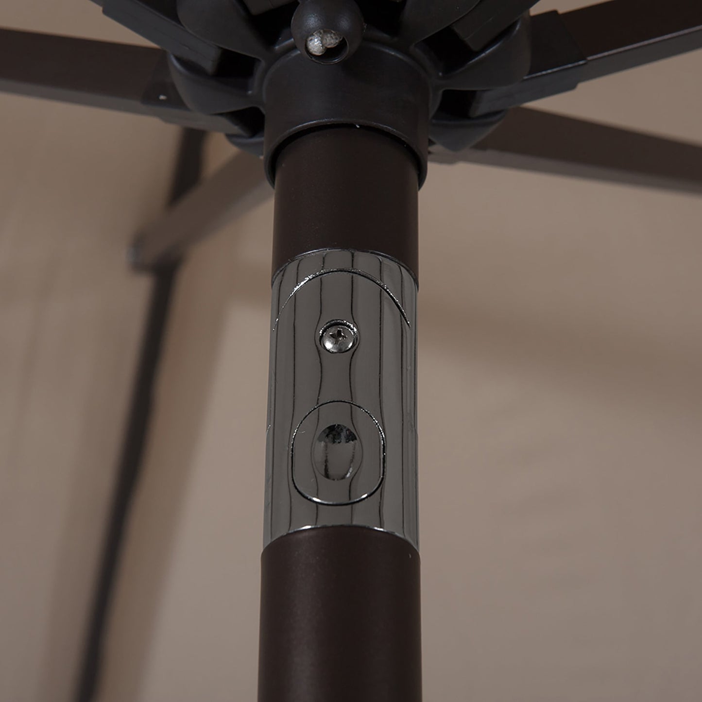 Parasol de terrasse Lopes de 2,7 m avec socle à poids bronze inclus.