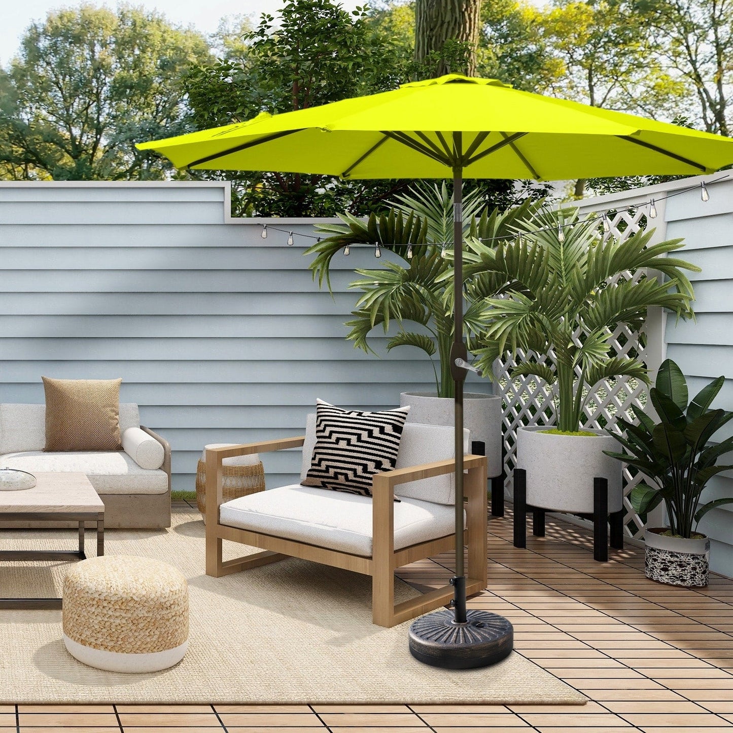 Parasol de terrasse Lopes de 2,7 m avec socle à poids bronze inclus.