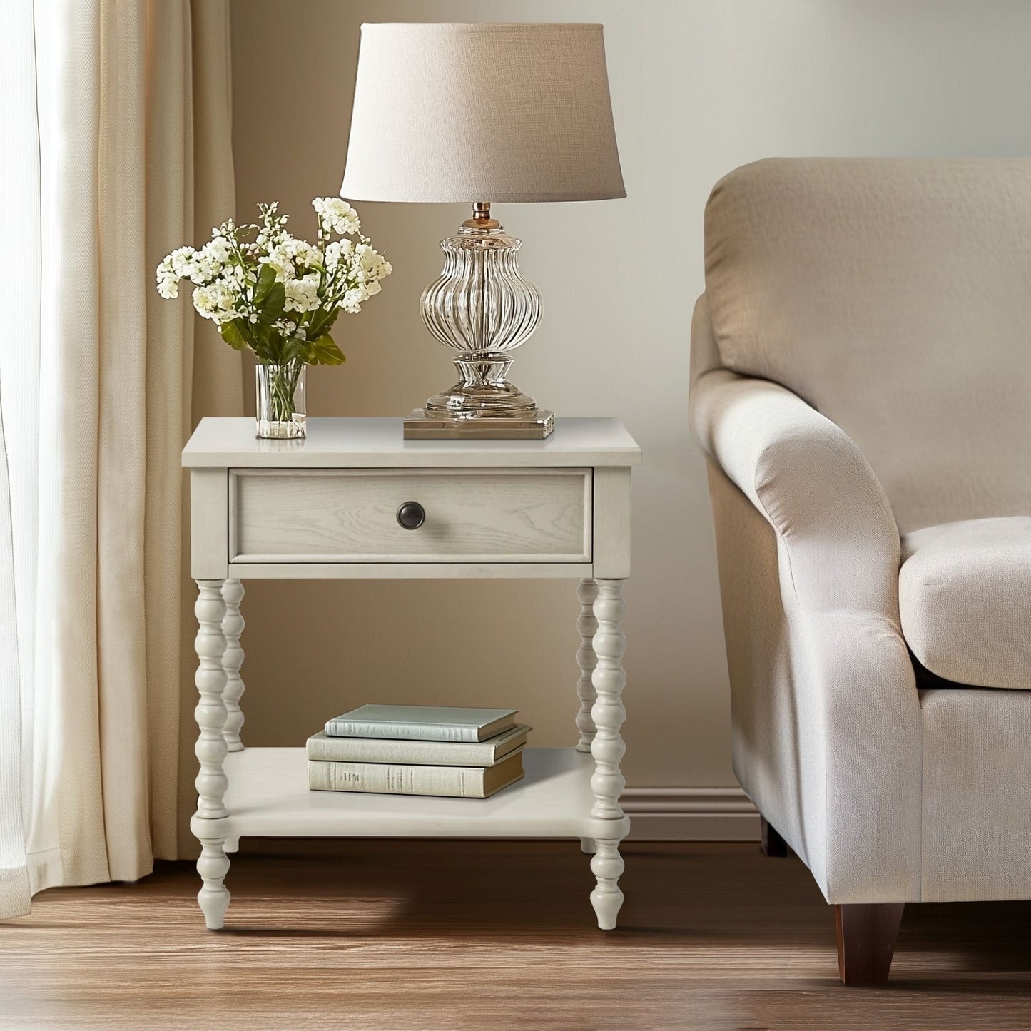 Table de chevet Madison Park Signature Beckett en bois tourné avec tiroir et étagère