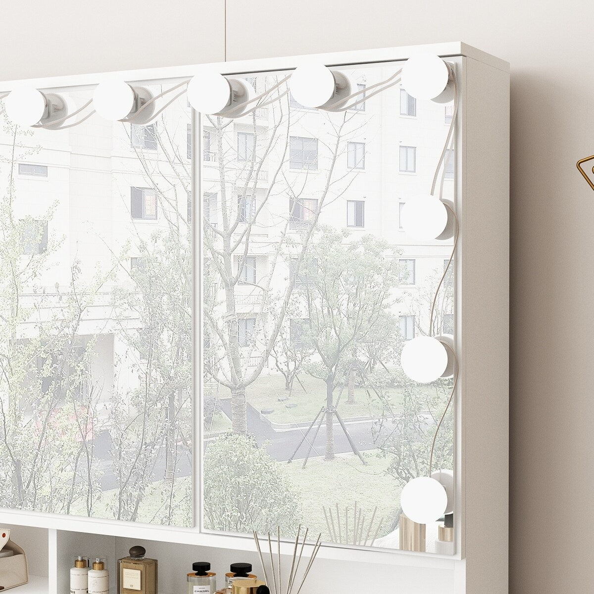 Coiffeuse avec miroir à trois volets, éclairage certifié et plateau en verre.