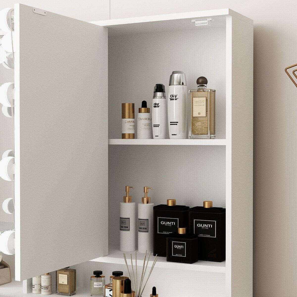 Coiffeuse avec miroir à trois volets, éclairage certifié et plateau en verre.