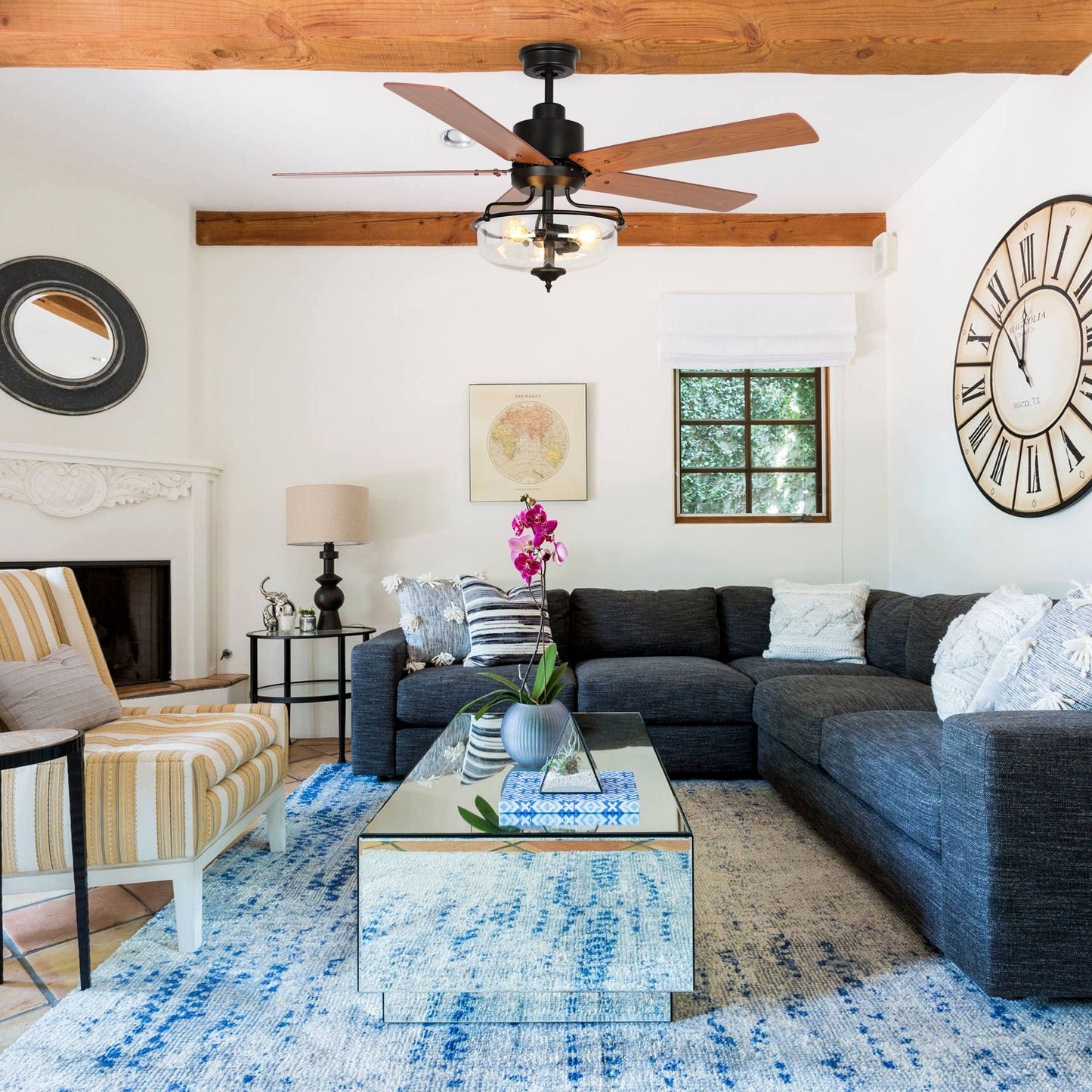 Ventilateur de plafond à 52 pouces avec 5 pales en bois réversibles, 3 lumières et télécommande.