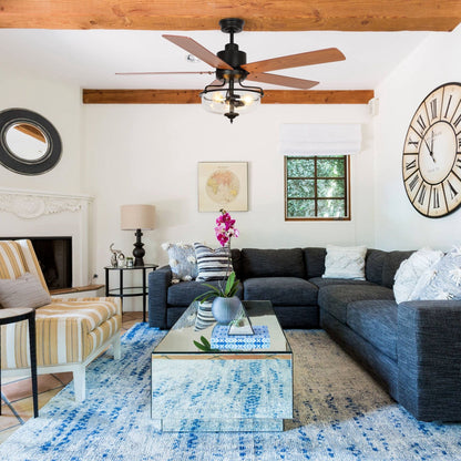 Ventilateur de plafond à 52 pouces avec 5 pales en bois réversibles, 3 lumières et télécommande.