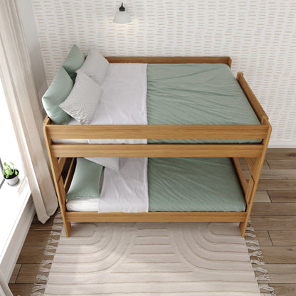 Lit superposé Max and Lily Farmhouse, avec un lit double en dessous et un lit queen size au-dessus.