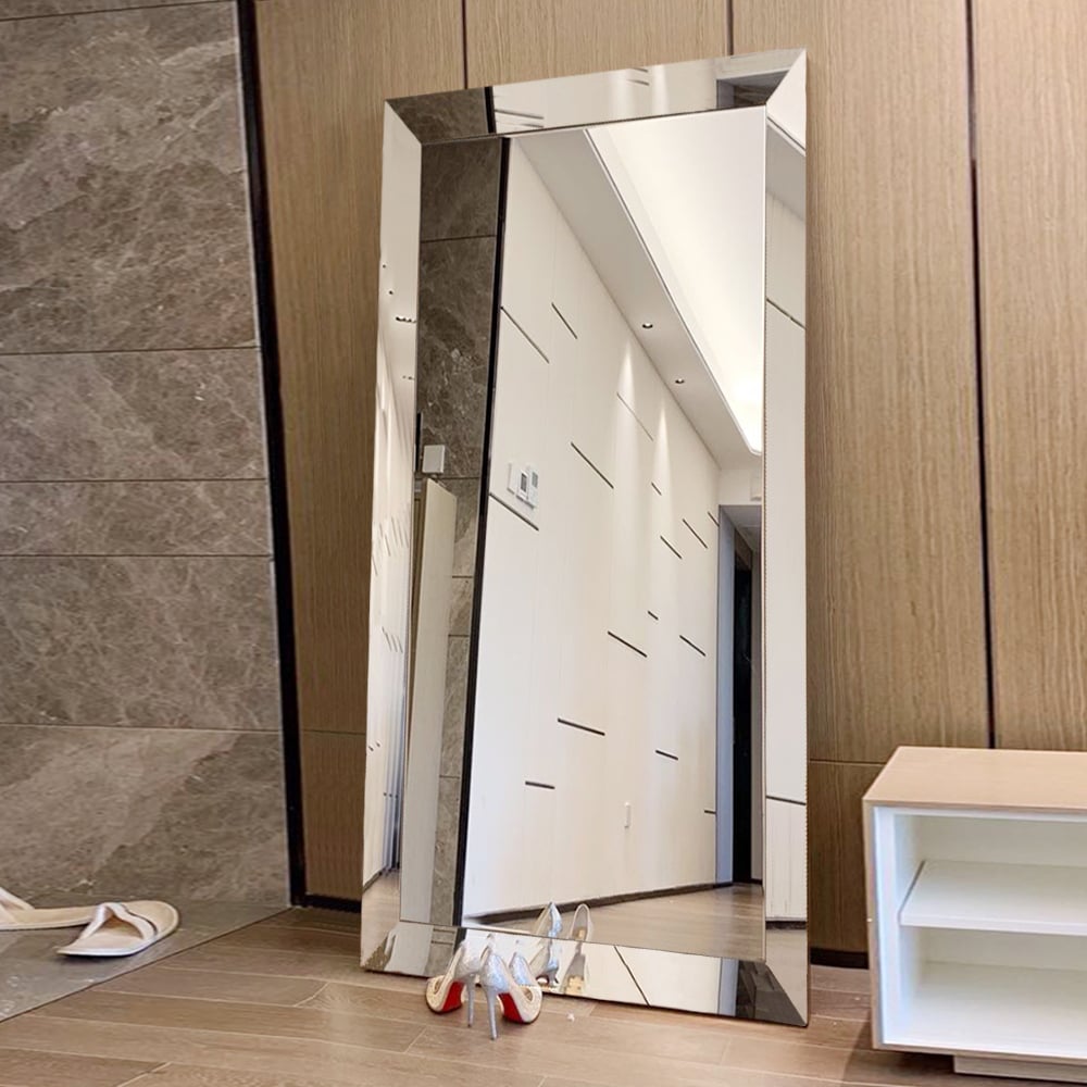 Grand miroir mural argenté à facettes, miroir réfléchissant, style métallique, pour toute la hauteur du mur.