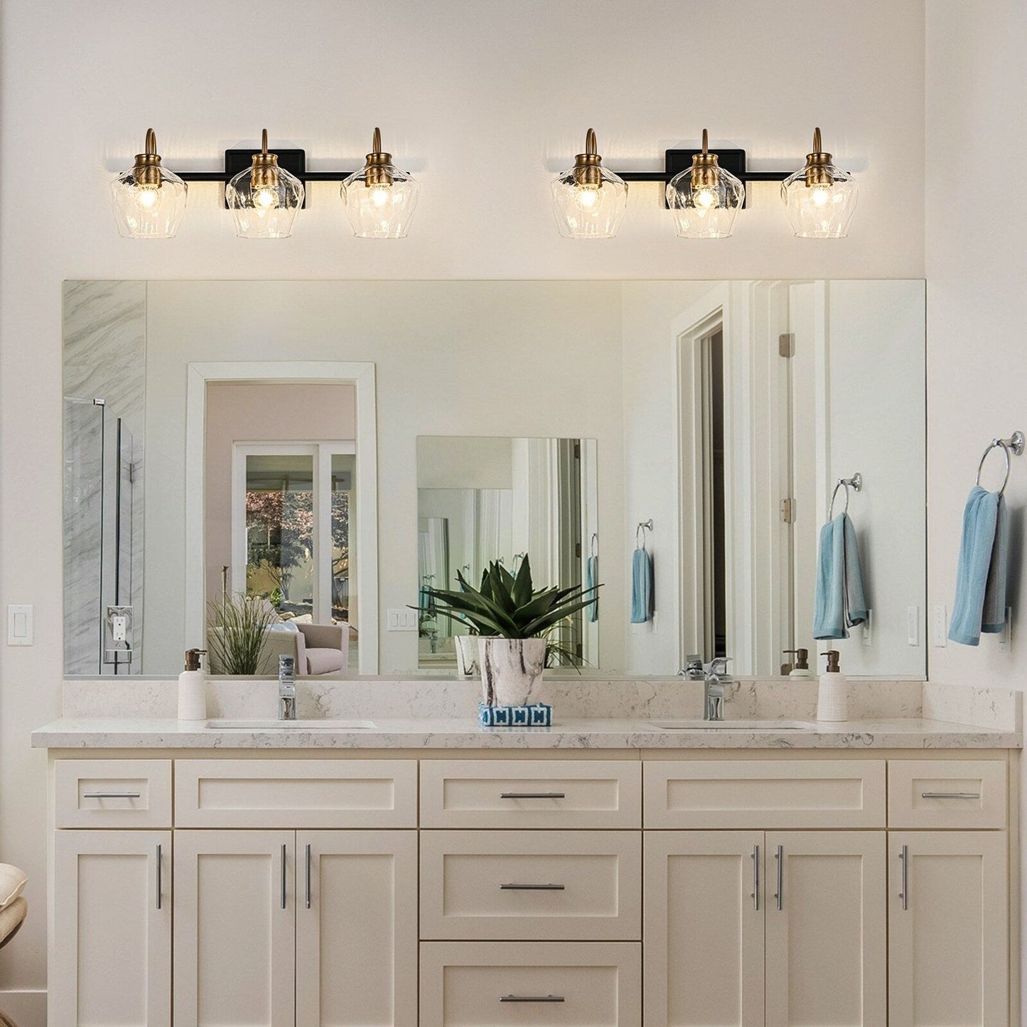 Appliques murales de salle de bain modernes à 3 ou 4 lumières, avec abat-jour en verre, et fonction de gradation.