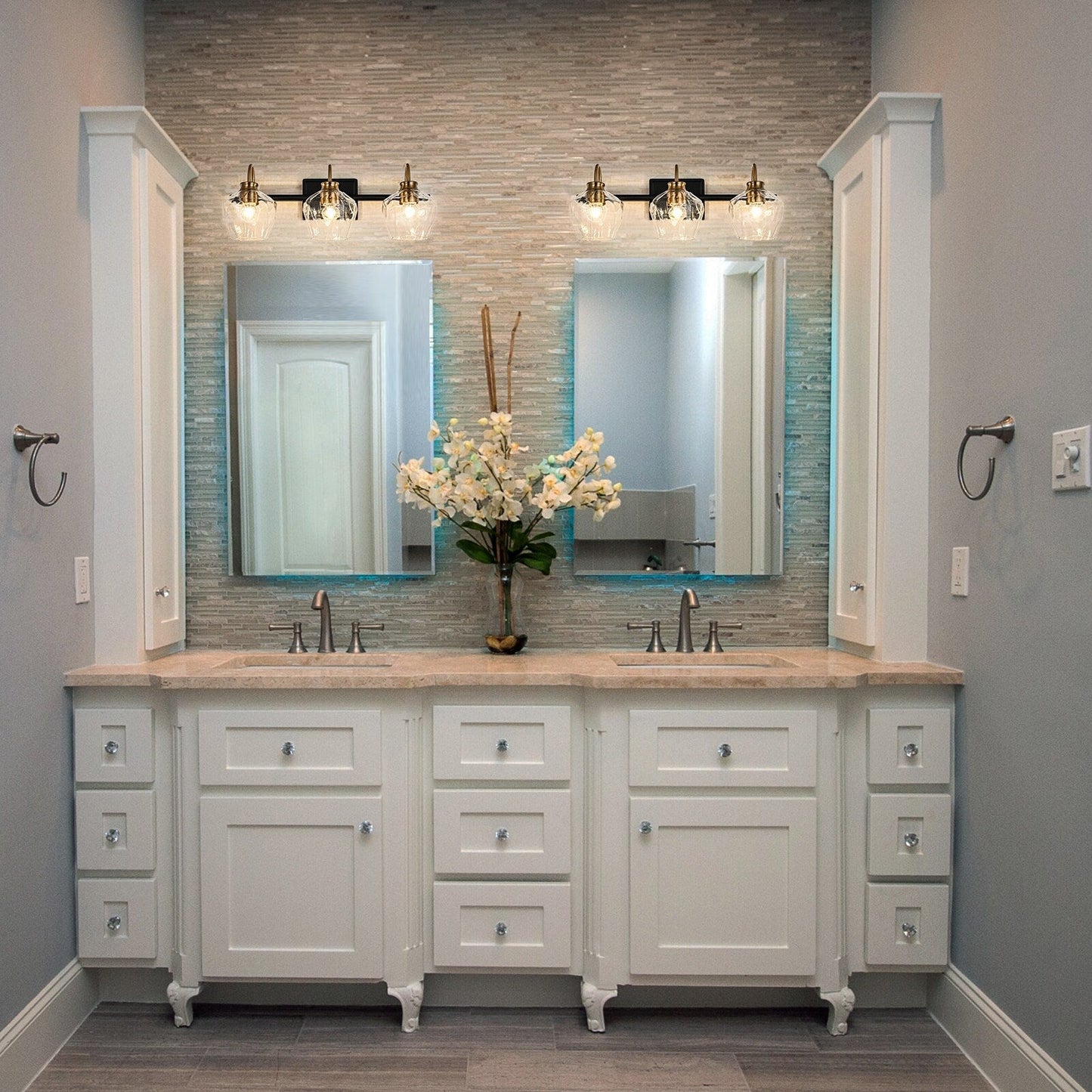 Appliques murales de salle de bain modernes à 3 ou 4 lumières, avec abat-jour en verre, et fonction de gradation.