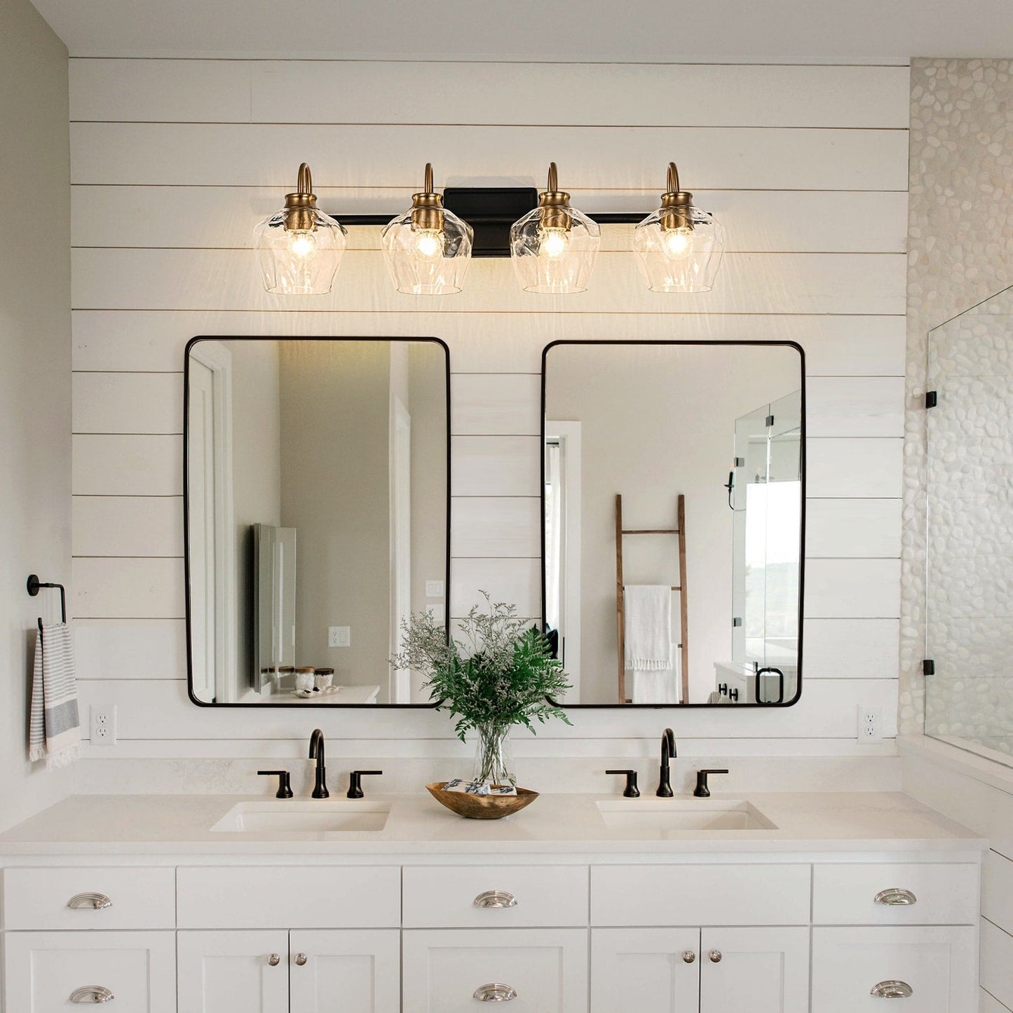 Appliques murales de salle de bain modernes à 3 ou 4 lumières, avec abat-jour en verre, et fonction de gradation.