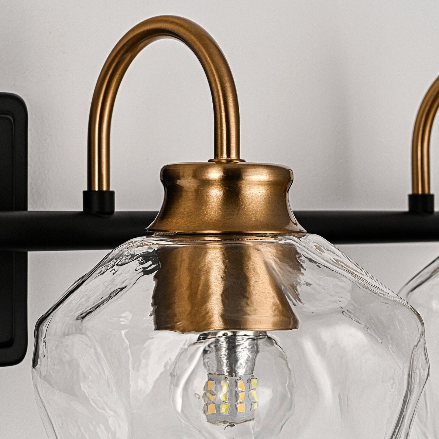 Appliques murales de salle de bain modernes à 3 ou 4 lumières, avec abat-jour en verre, et fonction de gradation.