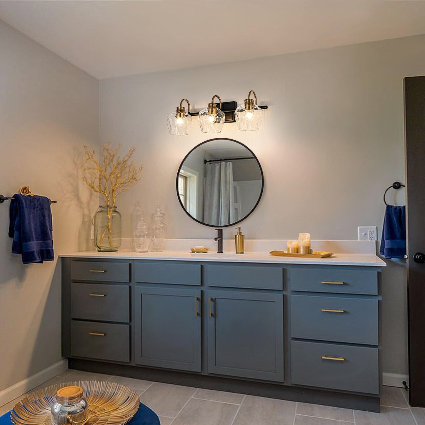 Appliques murales de salle de bain modernes à 3 ou 4 lumières, avec abat-jour en verre, et fonction de gradation.