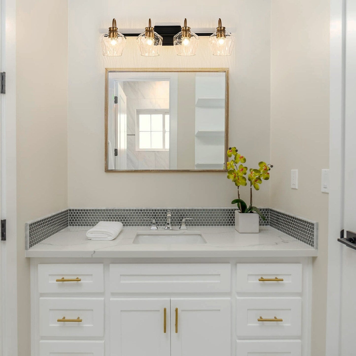 Appliques murales de salle de bain modernes à 3 ou 4 lumières, avec abat-jour en verre, et fonction de gradation.