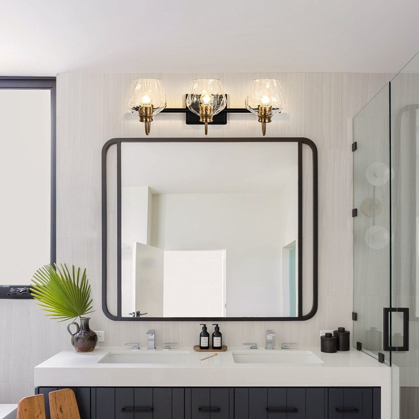 Appliques murales de salle de bain modernes à 3 ou 4 lumières, avec abat-jour en verre, et fonction de gradation.