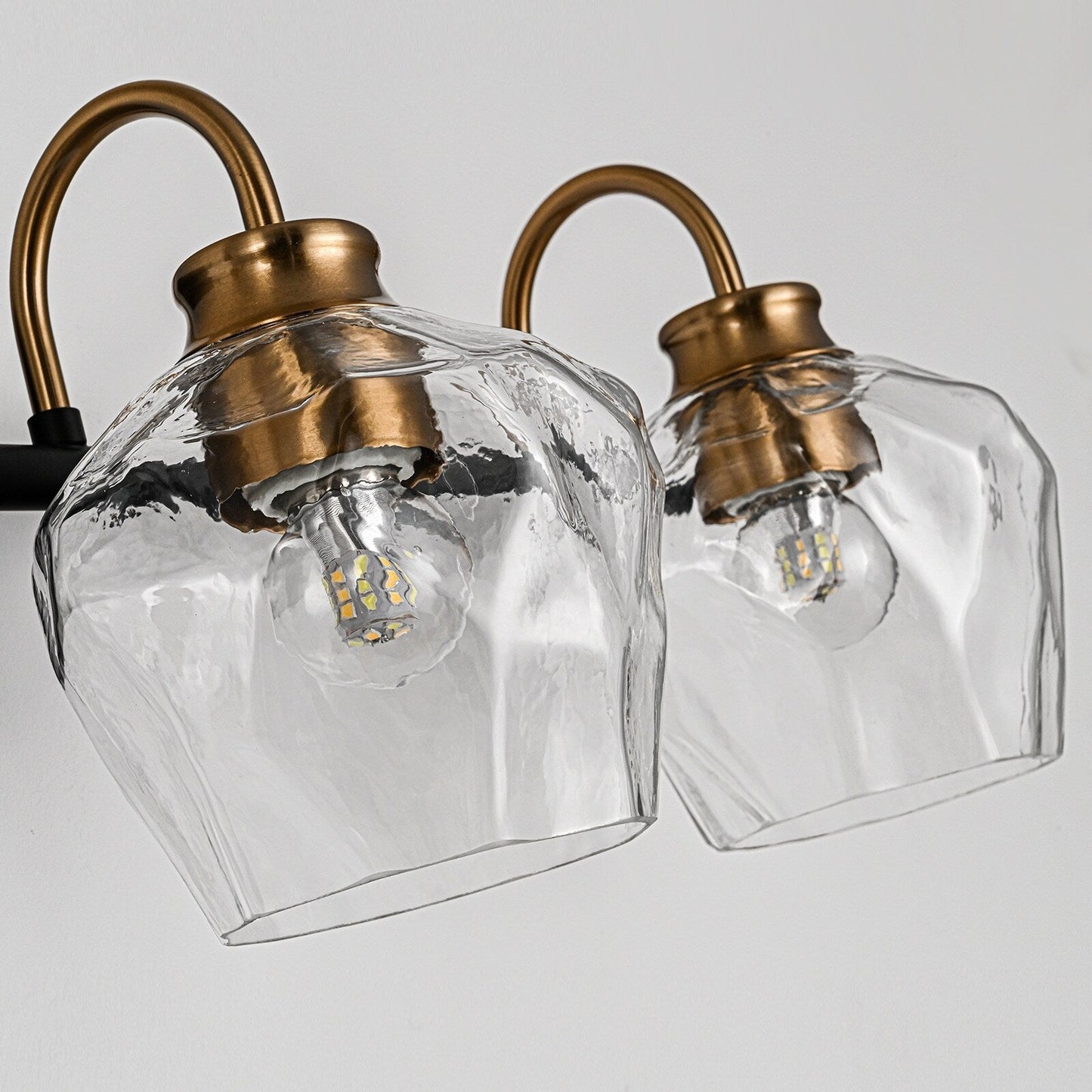 Appliques murales de salle de bain modernes à 3 ou 4 lumières, avec abat-jour en verre, et fonction de gradation.