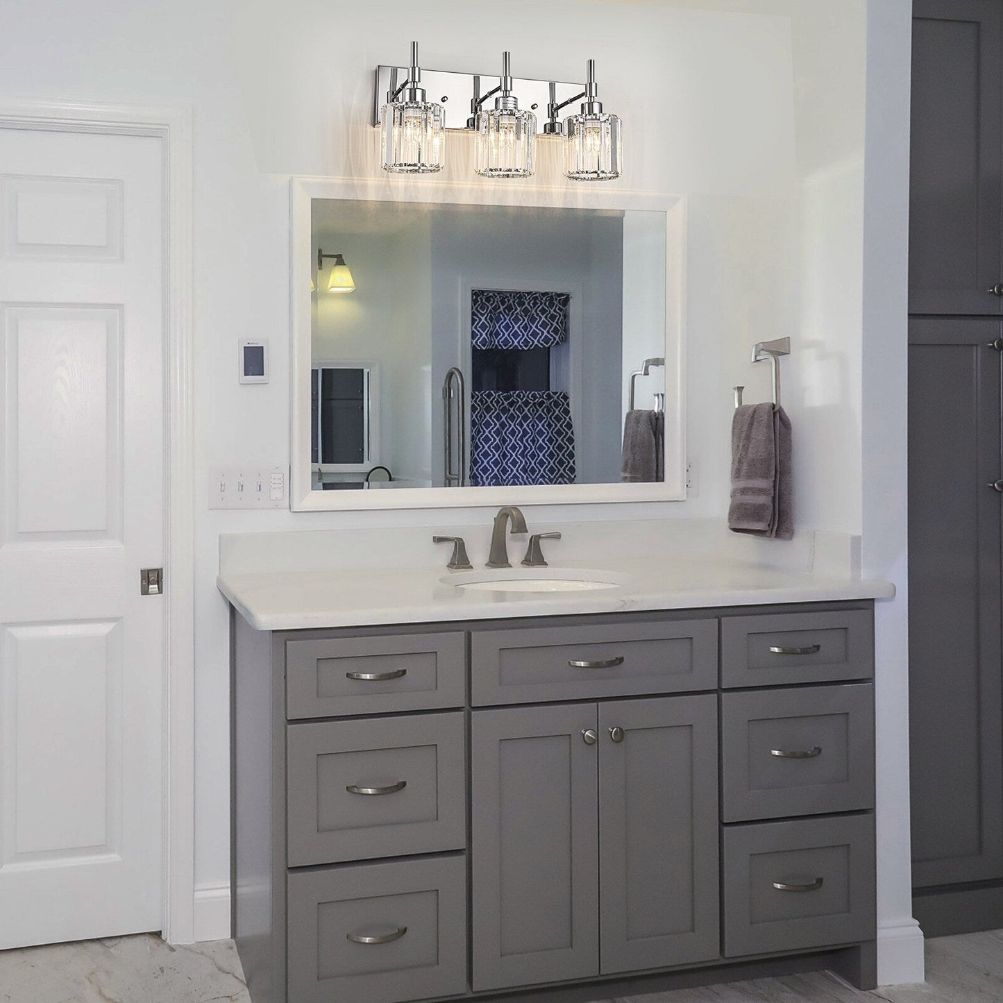 Appliques murales de salle de bain à cristaux, modernes et à intensité variable, avec abat-jours en cristal.