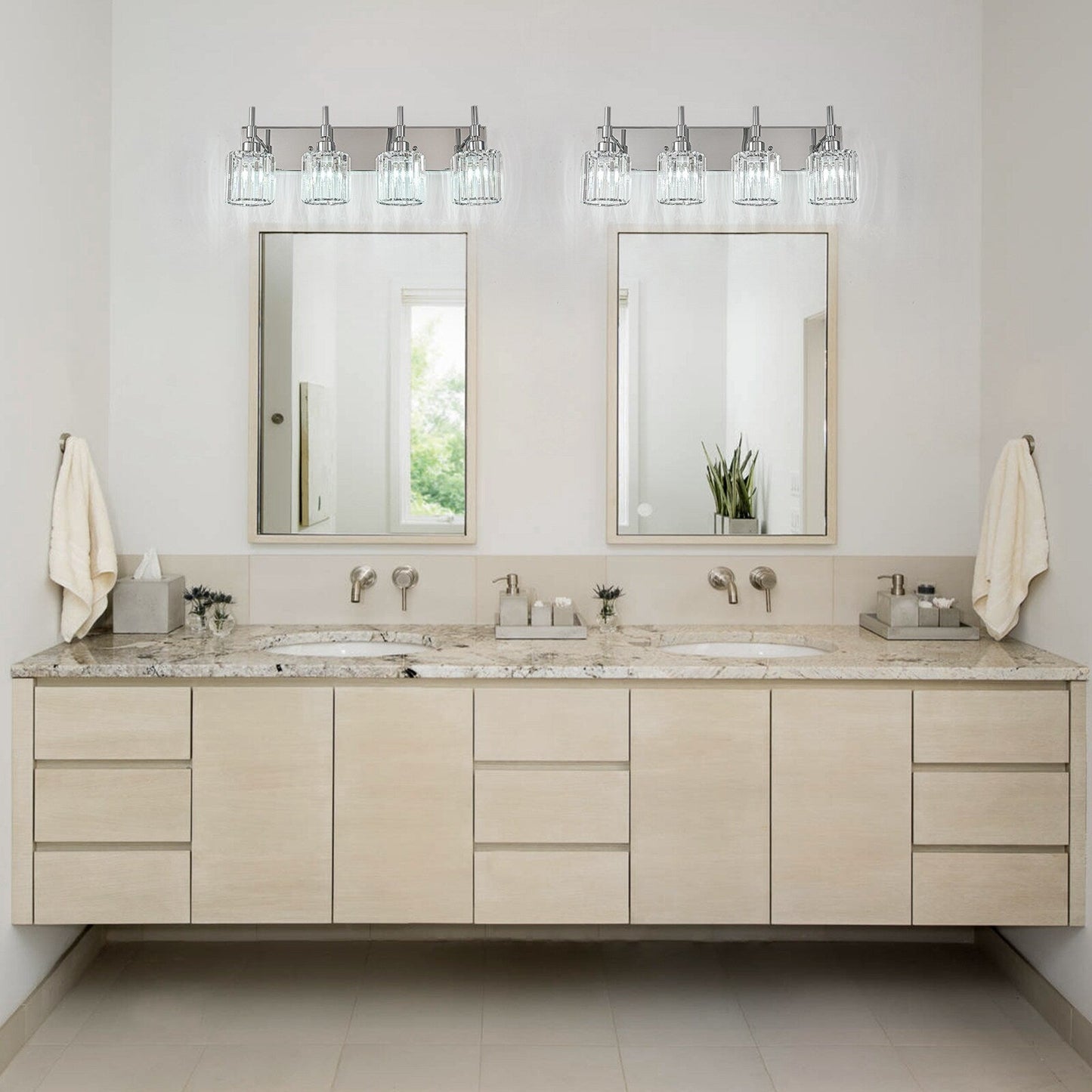 Appliques murales de salle de bain à cristaux, modernes et à intensité variable, avec abat-jours en cristal.