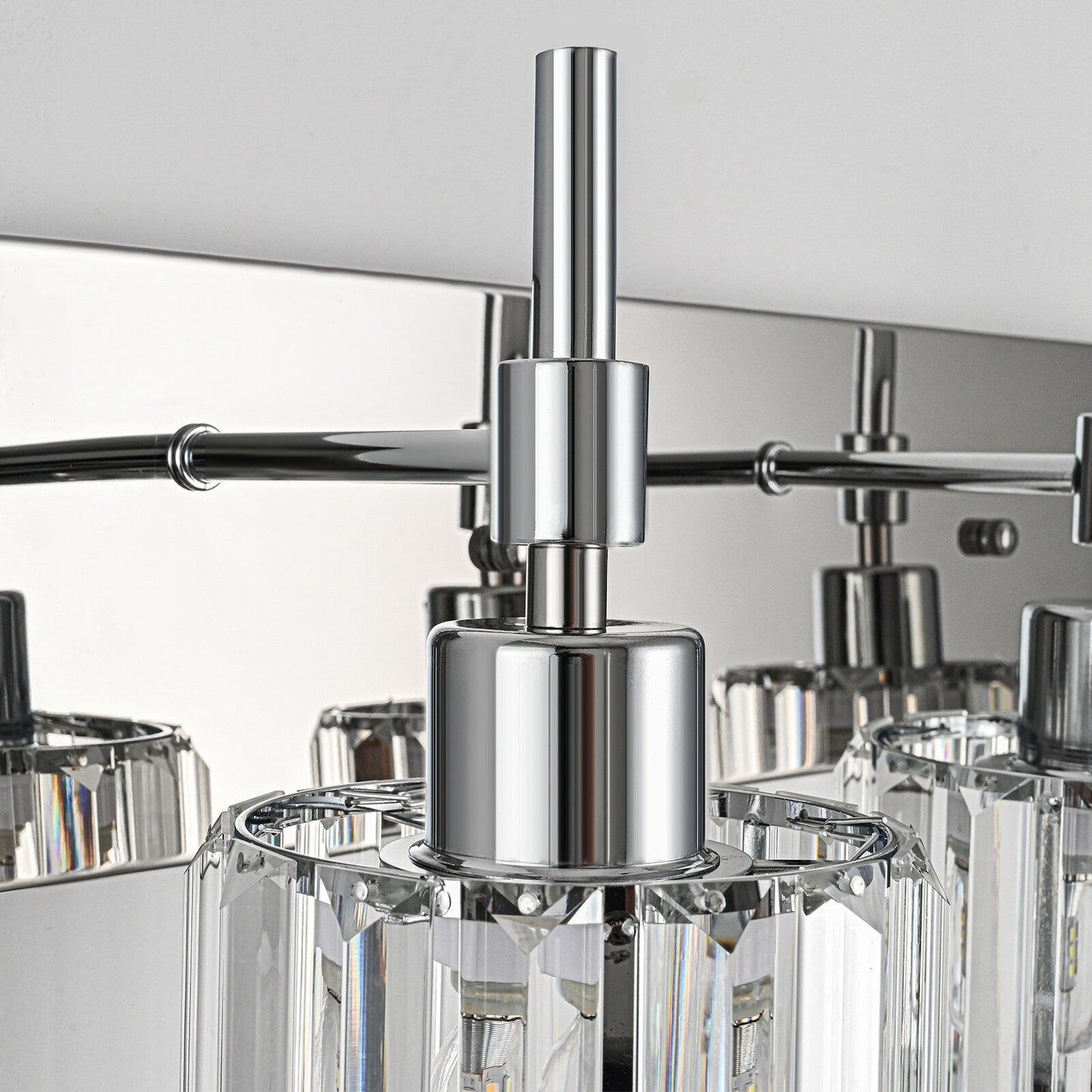 Appliques murales de salle de bain à cristaux, modernes et à intensité variable, avec abat-jours en cristal.