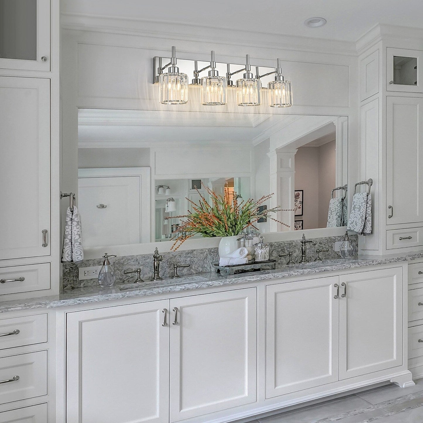 Appliques murales de salle de bain à cristaux, modernes et à intensité variable, avec abat-jours en cristal.