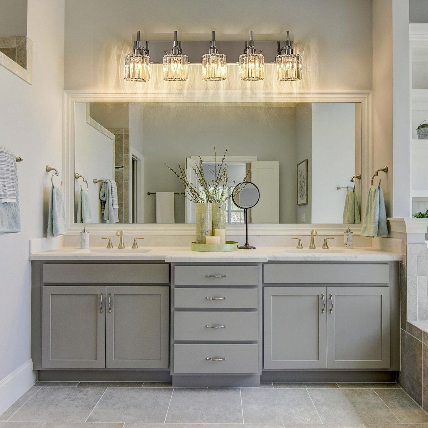 Appliques murales de salle de bain à cristaux, modernes et à intensité variable, avec abat-jours en cristal.