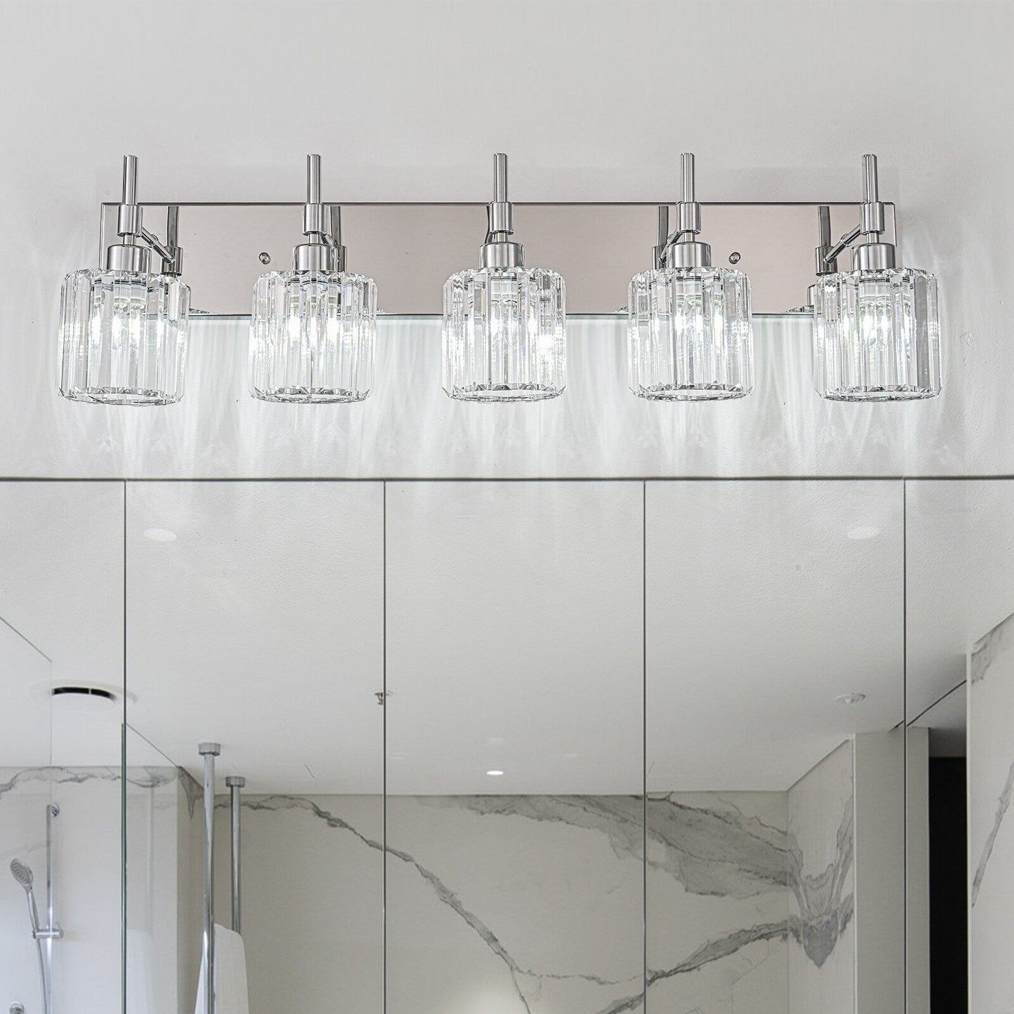 Appliques murales de salle de bain à cristaux, modernes et à intensité variable, avec abat-jours en cristal.