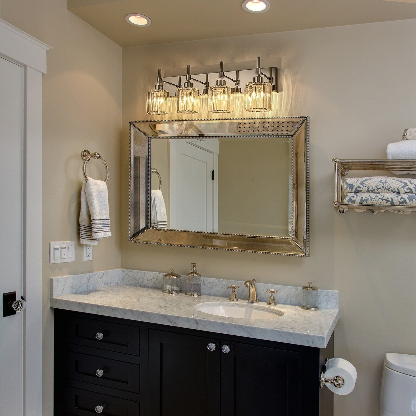 Appliques murales de salle de bain à cristaux, modernes et à intensité variable, avec abat-jours en cristal.