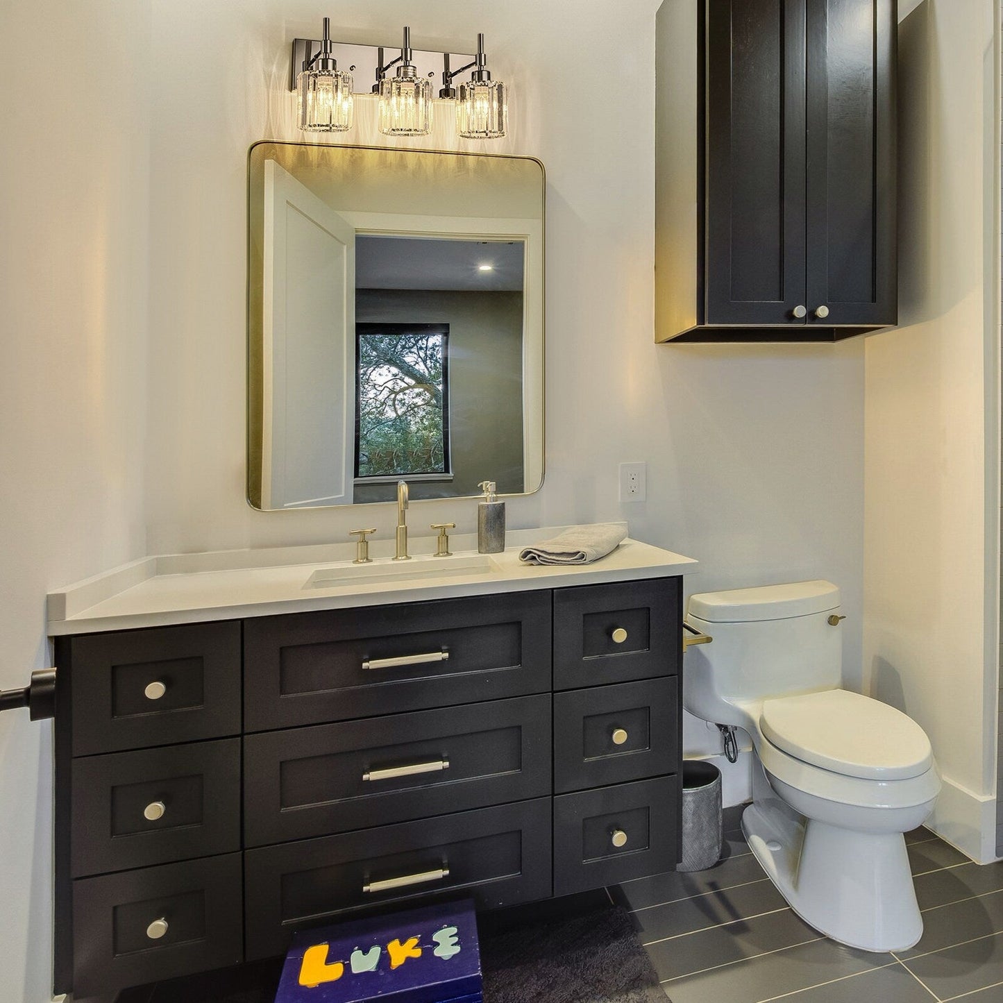 Appliques murales de salle de bain à cristaux, modernes et à intensité variable, avec abat-jours en cristal.