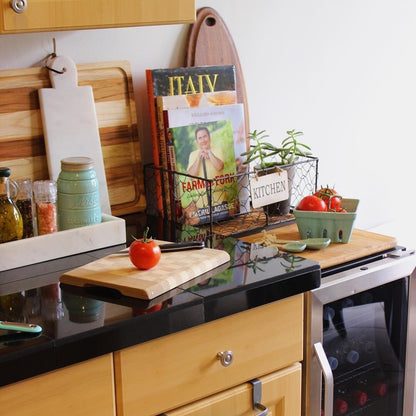 Réfrigérateur à boissons encastrable Newair de 15 pouces, capacité de 96 canettes, en acier inoxydable, avec commandes de température et étagères réglables.