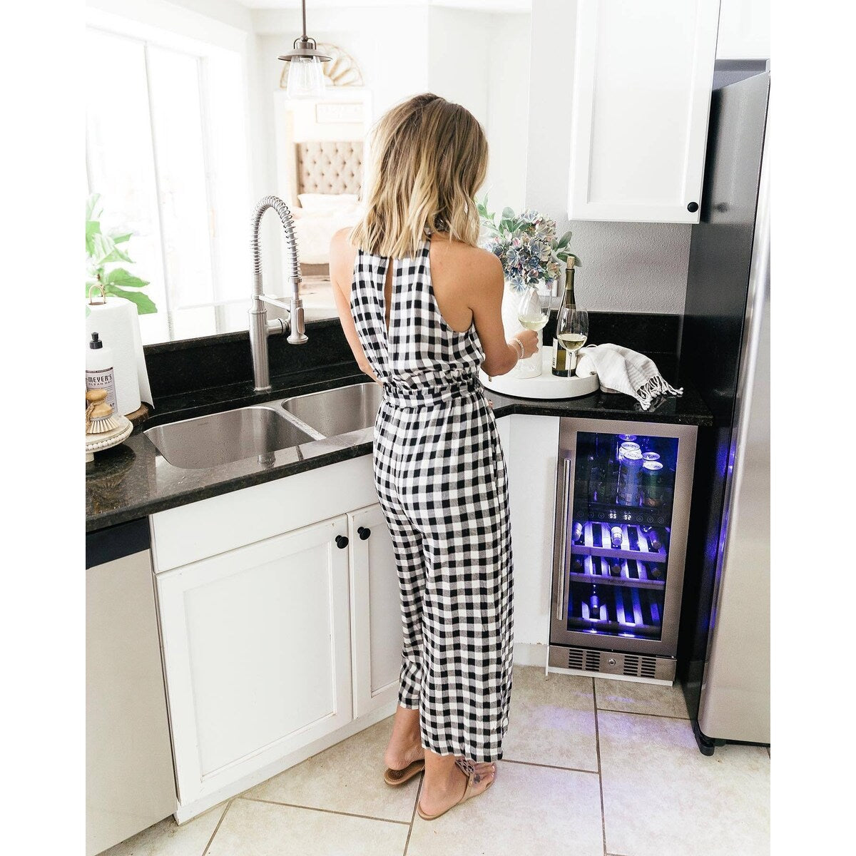 Cave à vin et à boissons intégrée NewAir SplitShelf pour 9 bouteilles de vin et 48 canettes, réfrigérateur en acier inoxydable.