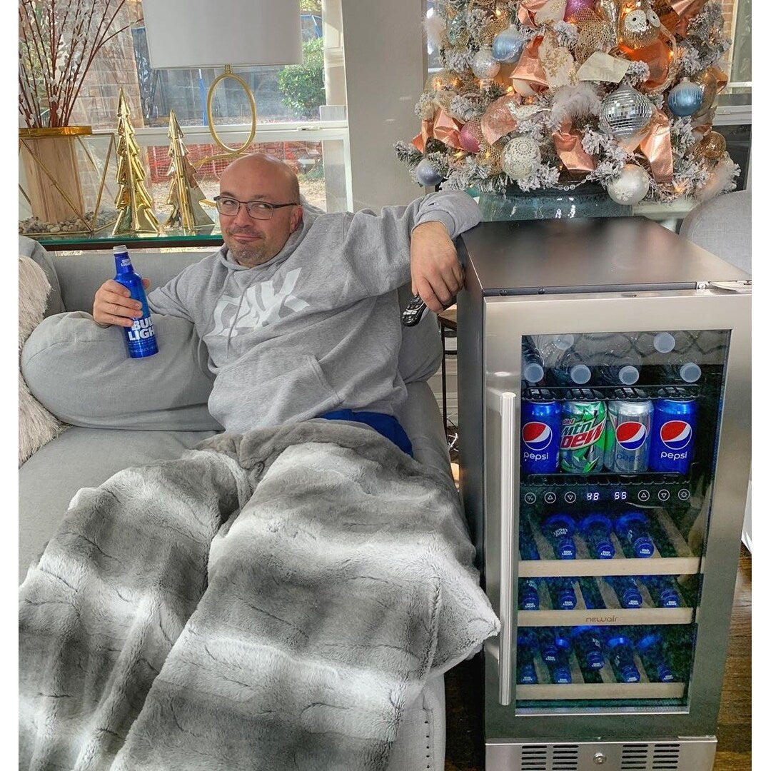 Cave à vin et à boissons intégrée NewAir SplitShelf pour 9 bouteilles de vin et 48 canettes, réfrigérateur en acier inoxydable.