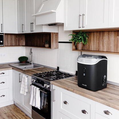 Fabrique de glaçons en forme de galet Newair de 26 lbs, couleur noir mat, avec fenêtre de visualisation des glaçons, bouton d'auto-nettoyage et bec verseur facile à utiliser.