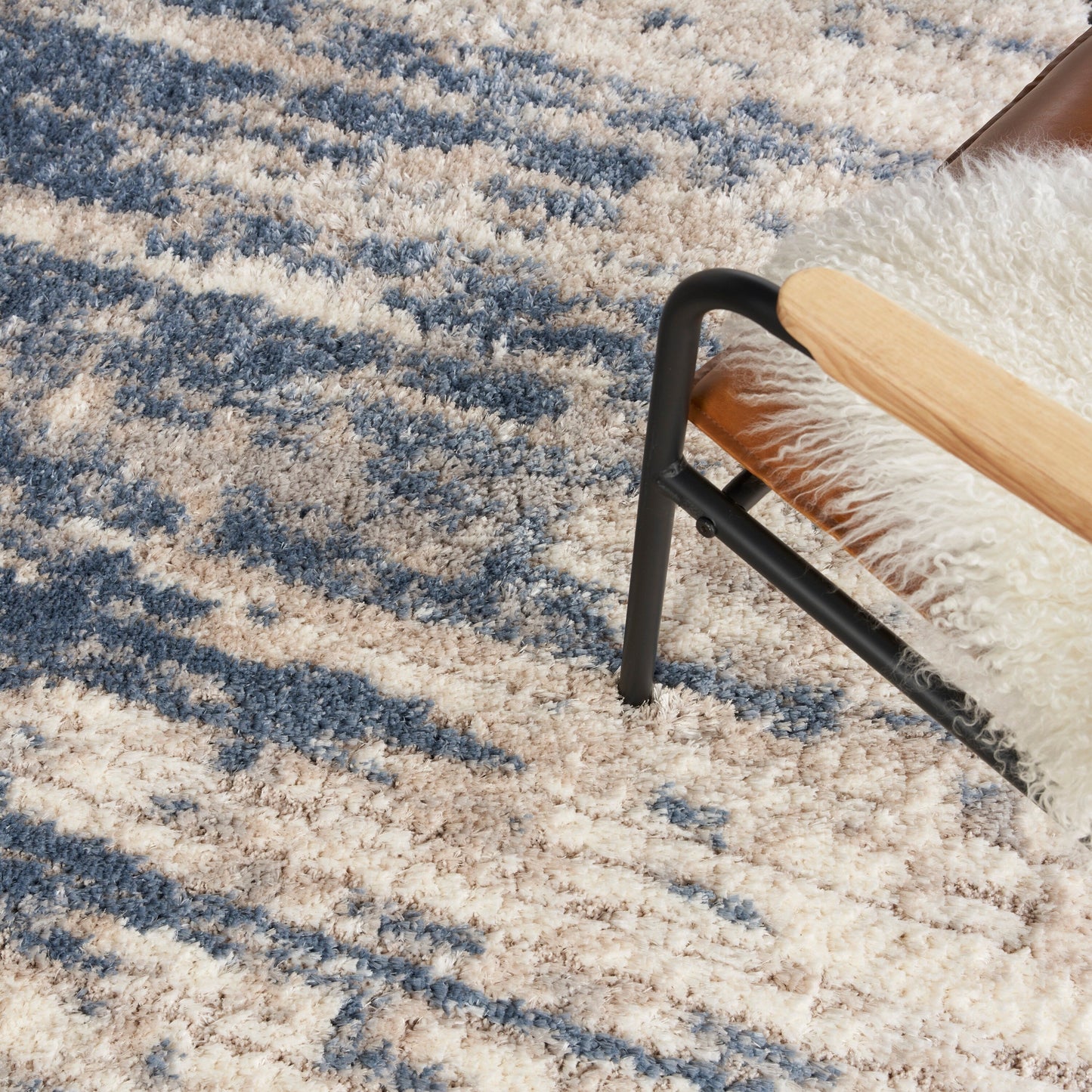 Tapis de sol ultra moelleux à poils longs, abstrait et glamour de la marque Nourison