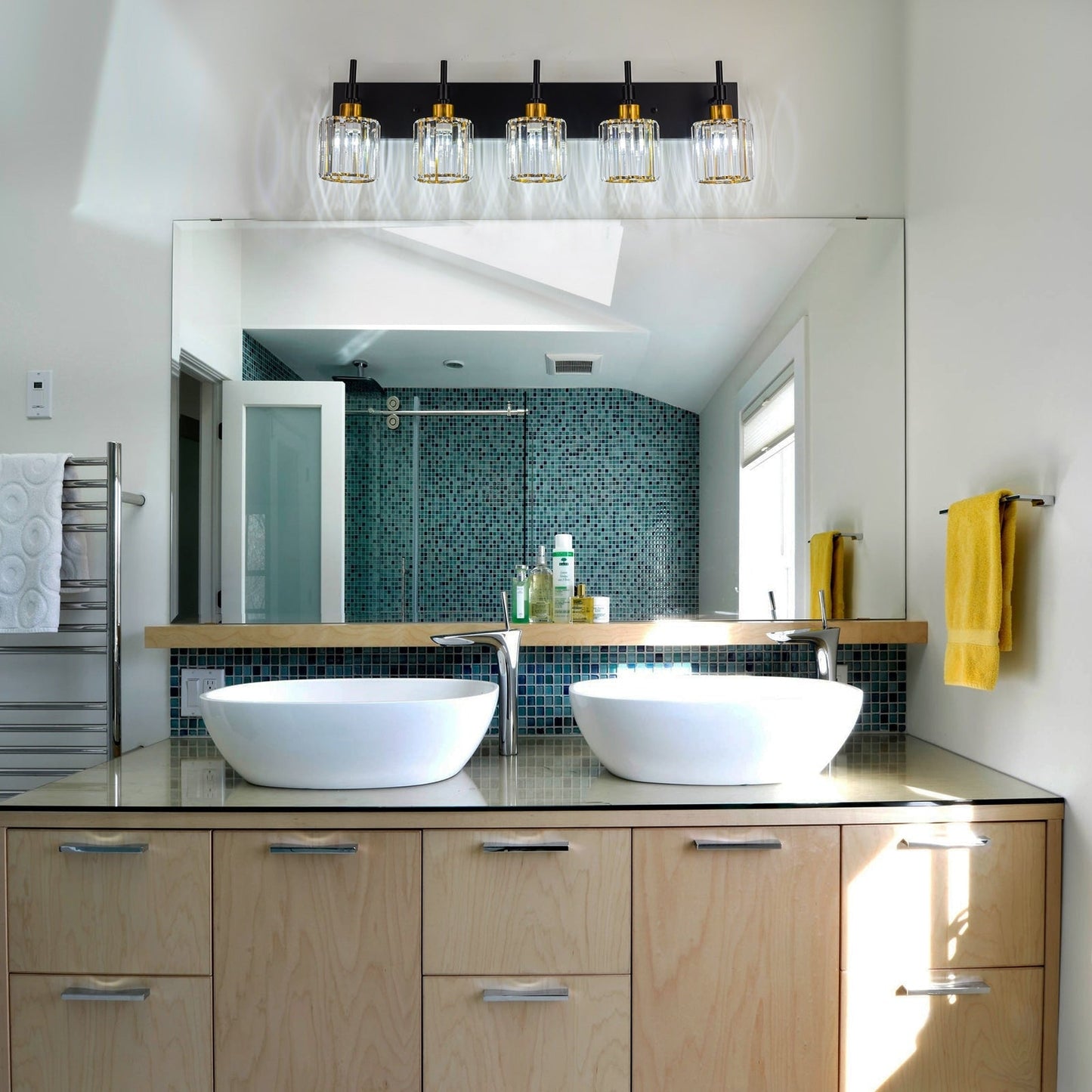 Appliques murales de salle de bain à cristaux, modernes et à intensité variable, avec abat-jours en cristal.