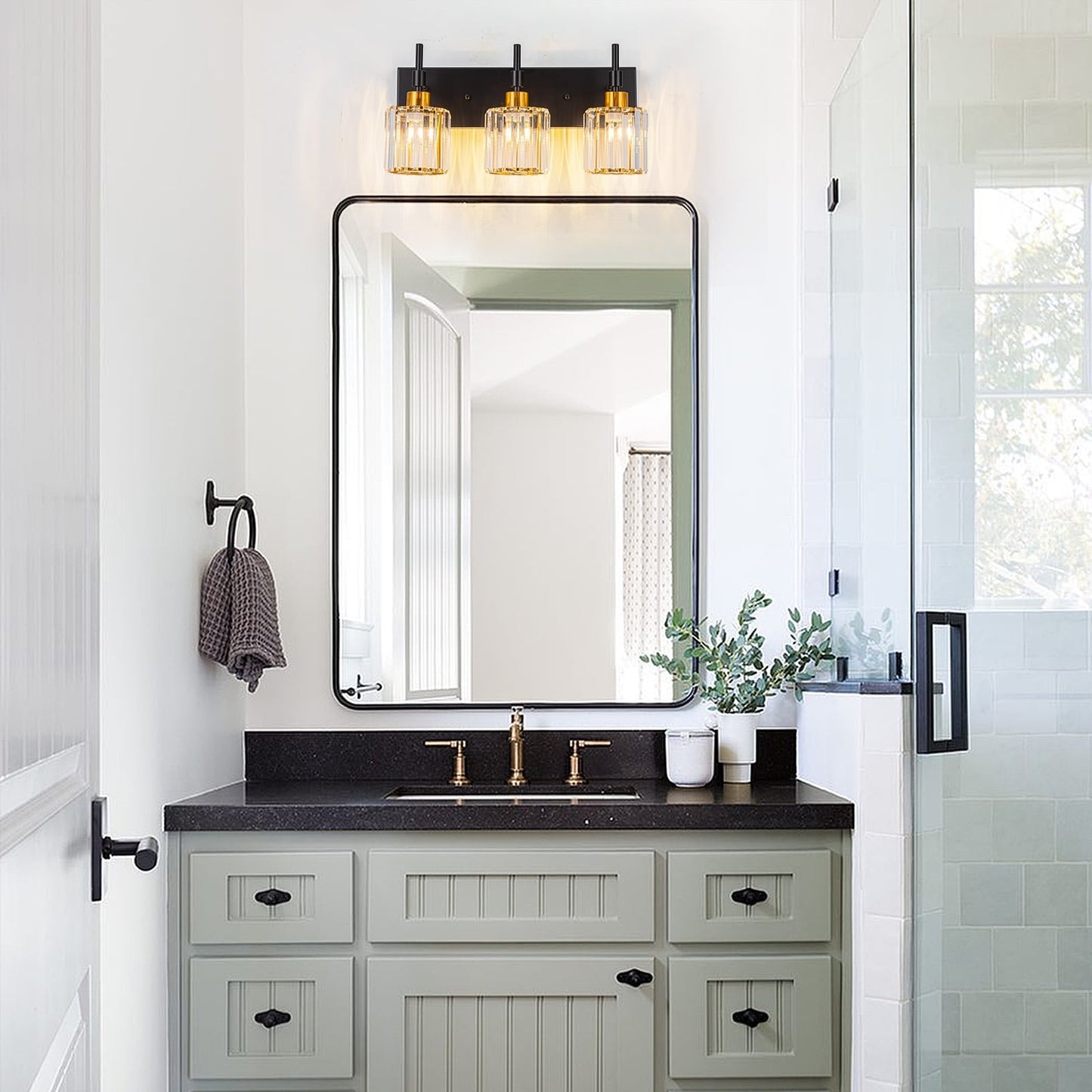 Appliques murales de salle de bain à cristaux, modernes et à intensité variable, avec abat-jours en cristal.