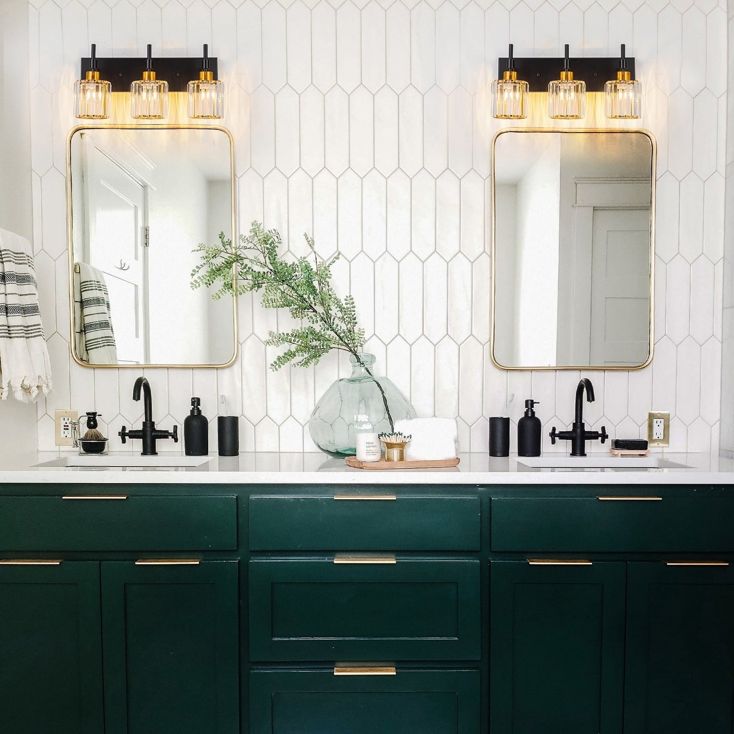 Appliques murales de salle de bain à cristaux, modernes et à intensité variable, avec abat-jours en cristal.