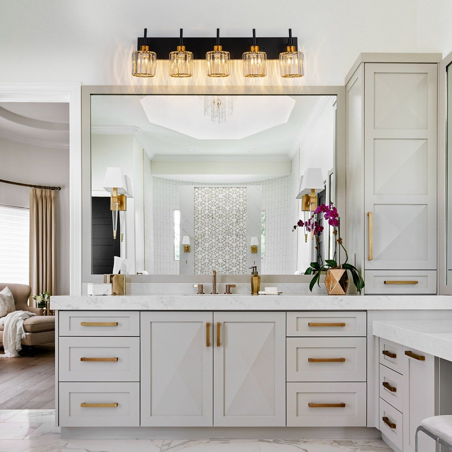 Appliques murales de salle de bain à cristaux, modernes et à intensité variable, avec abat-jours en cristal.