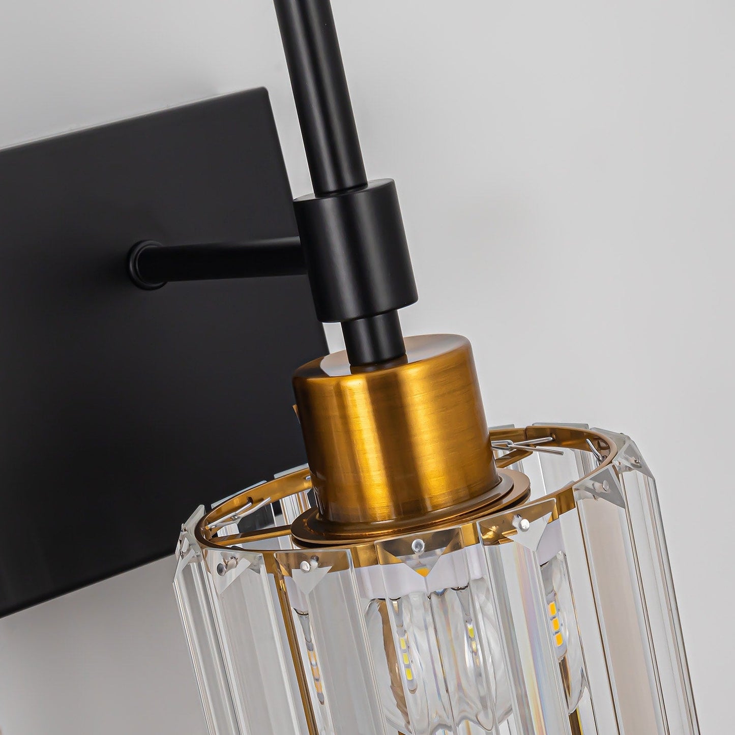 Appliques murales de salle de bain à cristaux, modernes et à intensité variable, avec abat-jours en cristal.