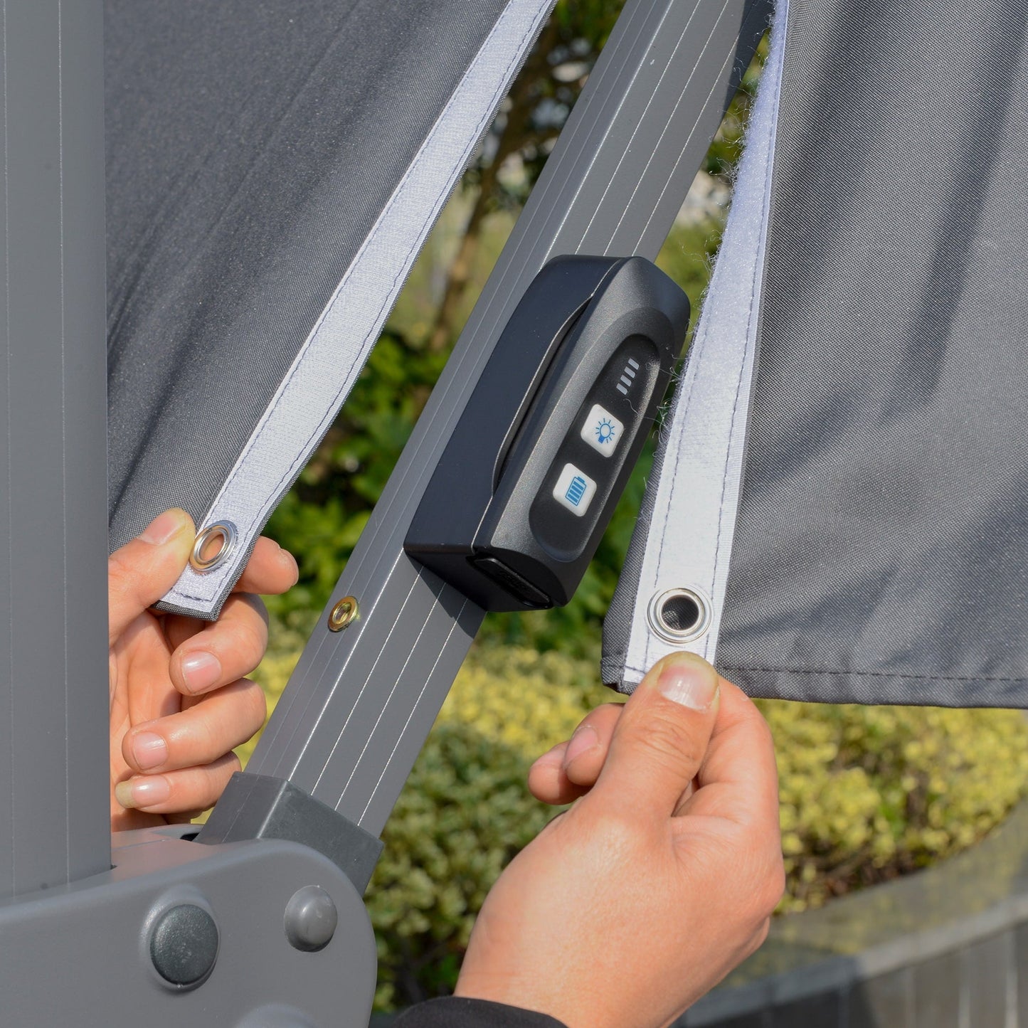 Parasol de jardin Outsunny 10ft à LED solaire, parasol suspendu déporté avec rotation à 360°, base en croix, 8 baleines, inclinable et à manivelle