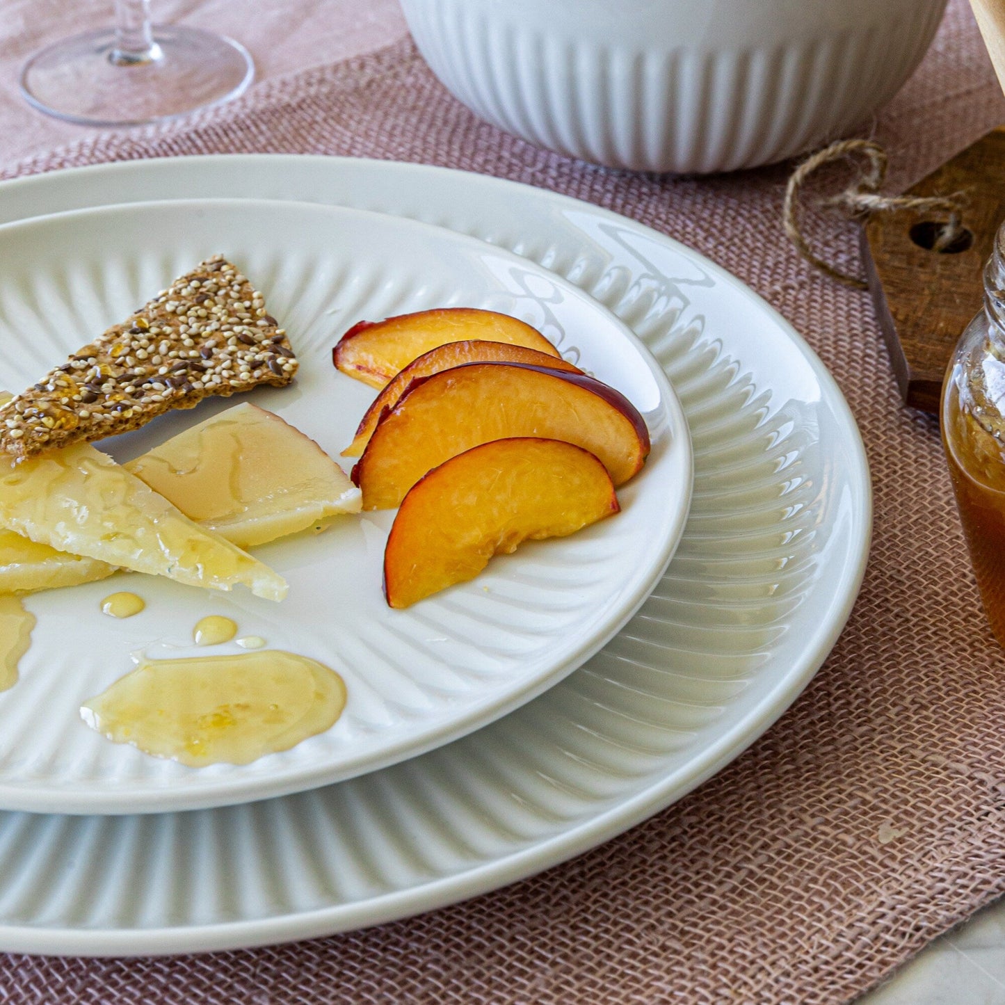 Service de table en porcelaine blanche Over and Back, 24 pièces, à bords cannelés