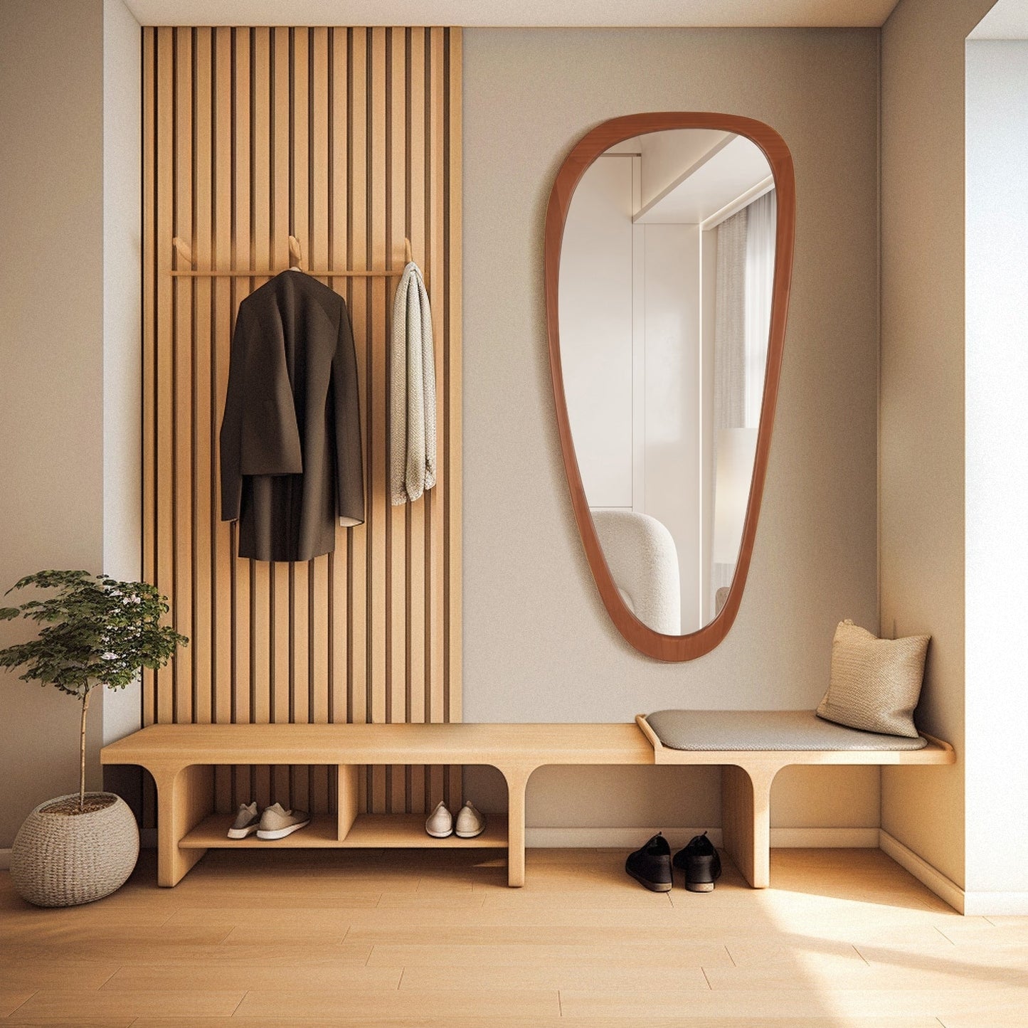 Miroir mural asymétrique en forme de galet avec cadre en pin.