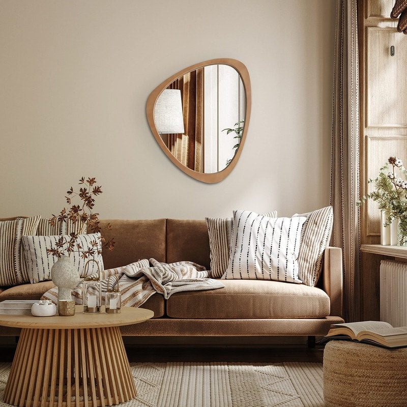 Miroir mural asymétrique en forme de galet avec cadre en pin.