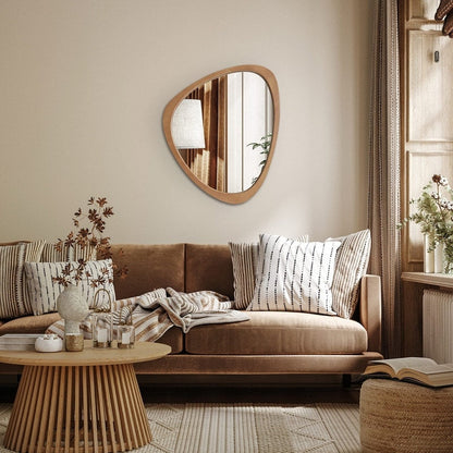 Miroir mural asymétrique en forme de galet avec cadre en pin.