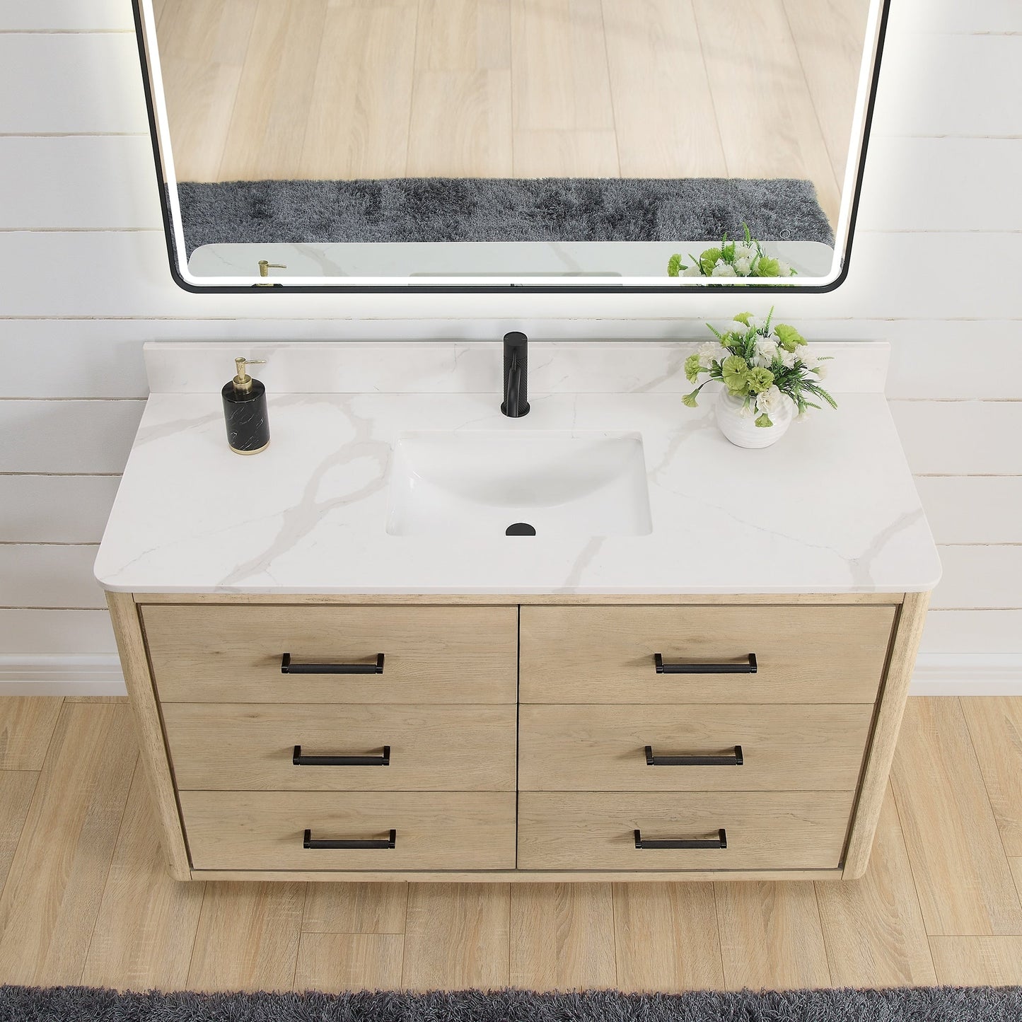 Meuble-lavabo Porto avec plan de toilette en pierre de quartz blanche, sans miroir.