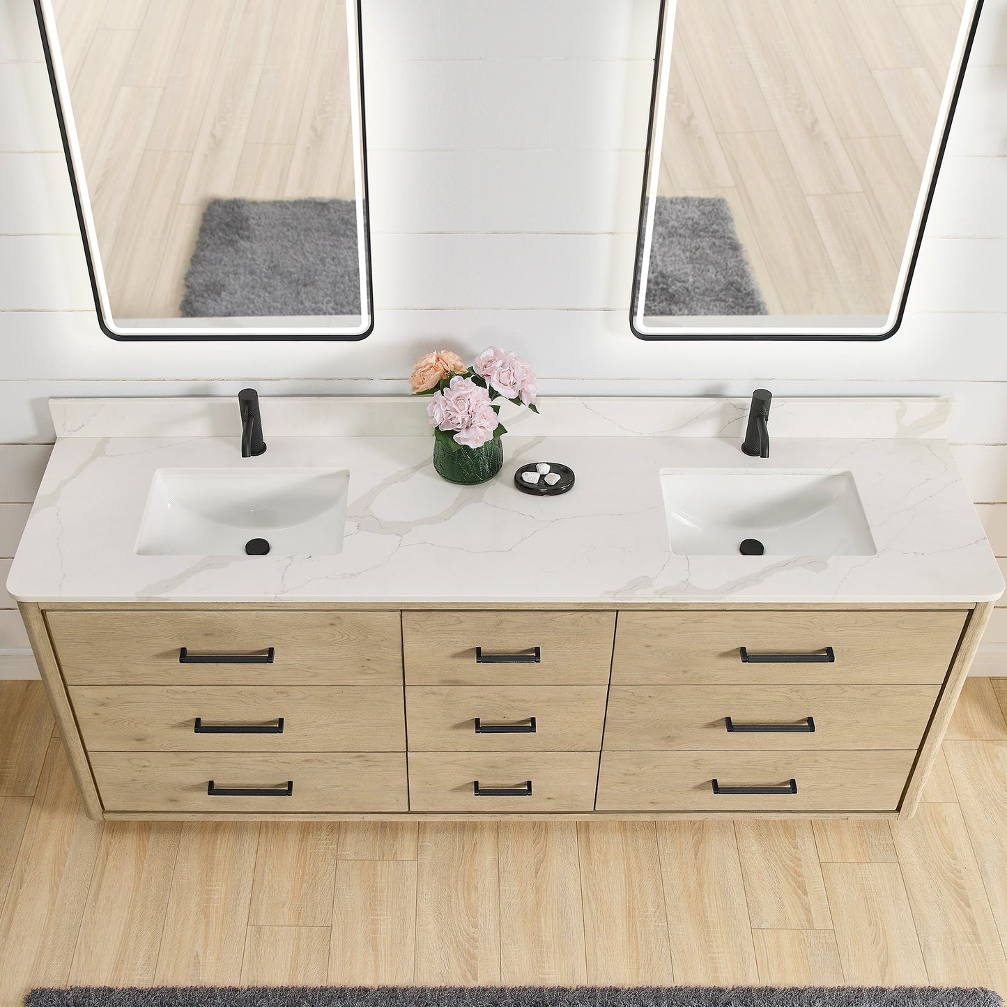 Meuble-lavabo Porto avec plan de toilette en pierre de quartz blanche, sans miroir.
